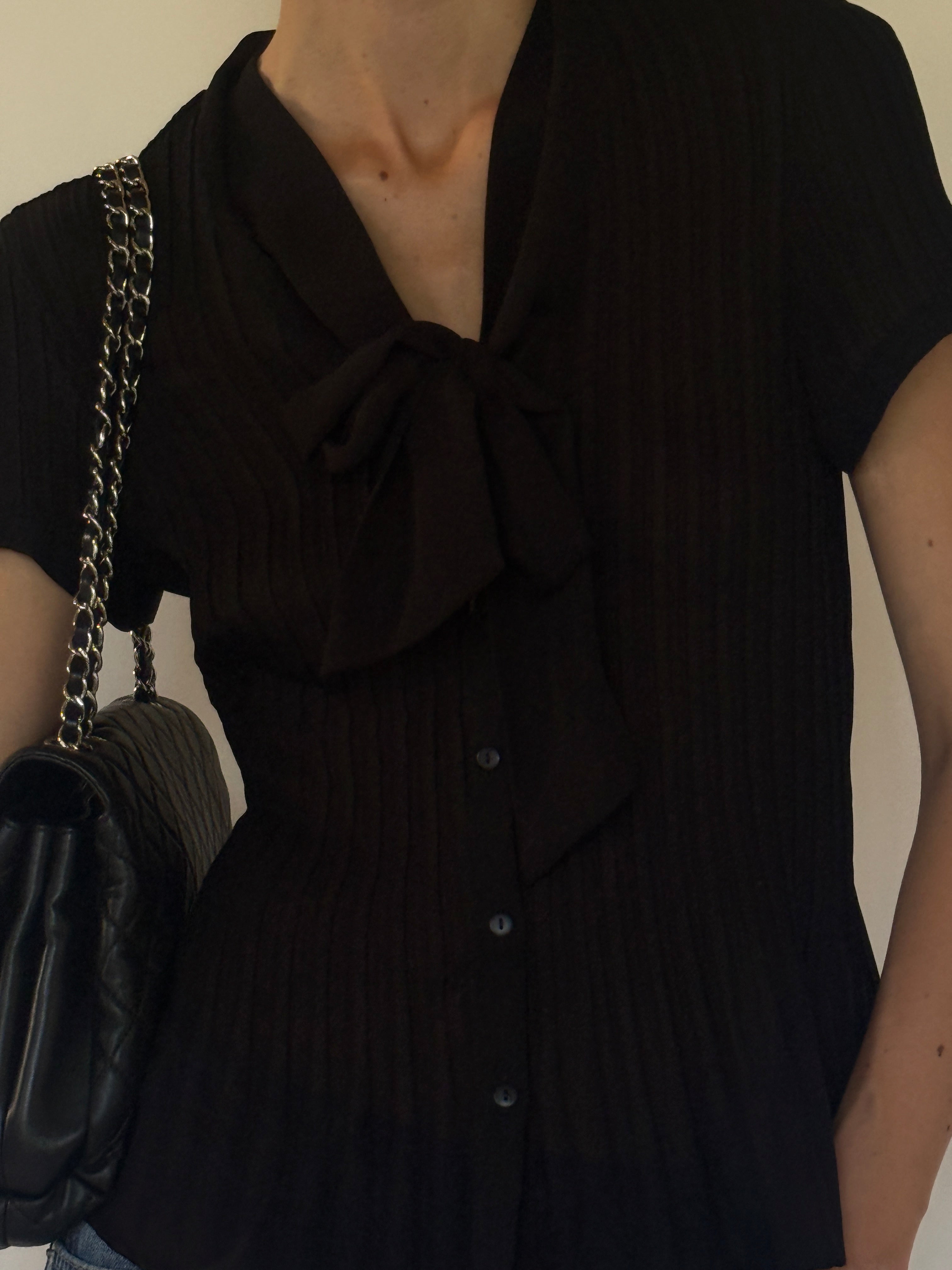 Vintage tie-neck bow detail