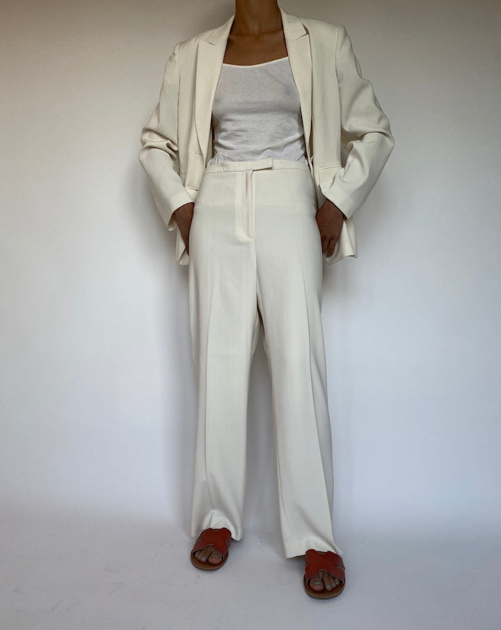 VINTAGE OFF-WHITE WITH A SILVER PINSTRIPE SUIT 2690