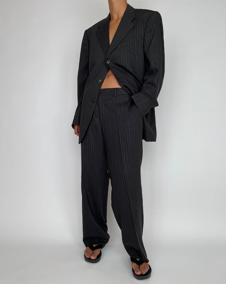 VINTAGE OVERSIZED DARK GREY PINSTRIPED SUIT 2917