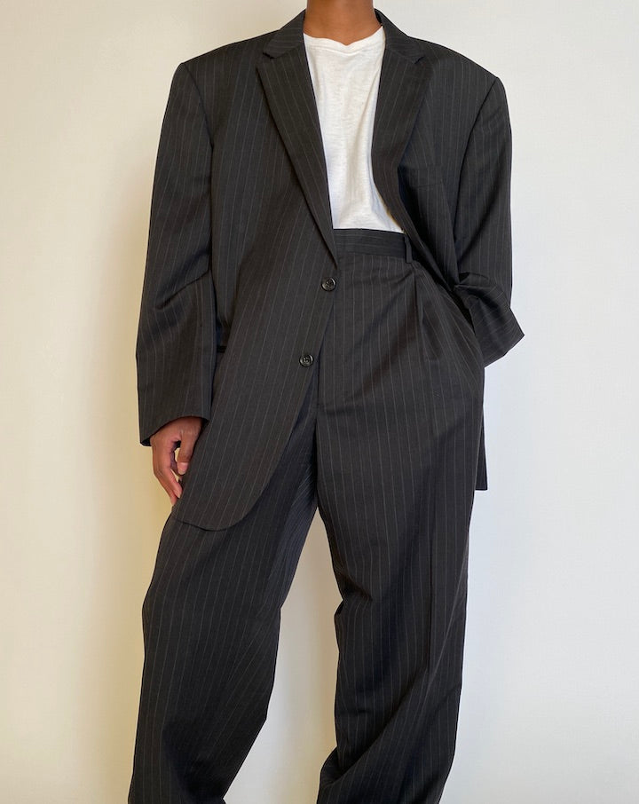 VINTAGE OVERSIZED BLACK PINSTRIPED SUIT 4526