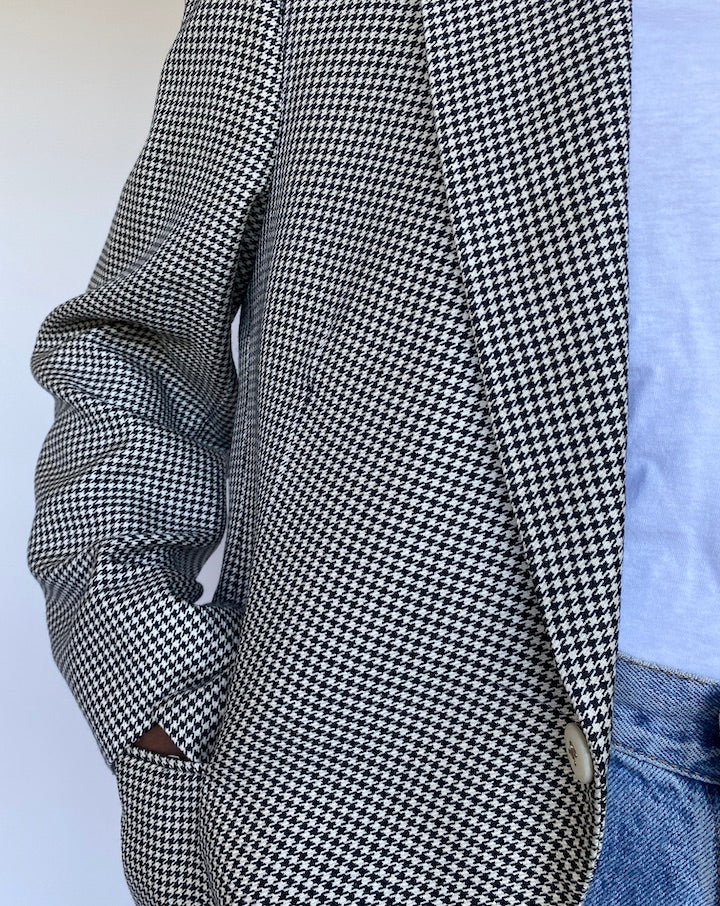 VINTAGE BLACK AND WHITE BLAZER 1131-4