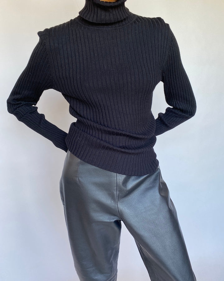 VINTAGE BLACK RIBBED TURTLENECK 560-3