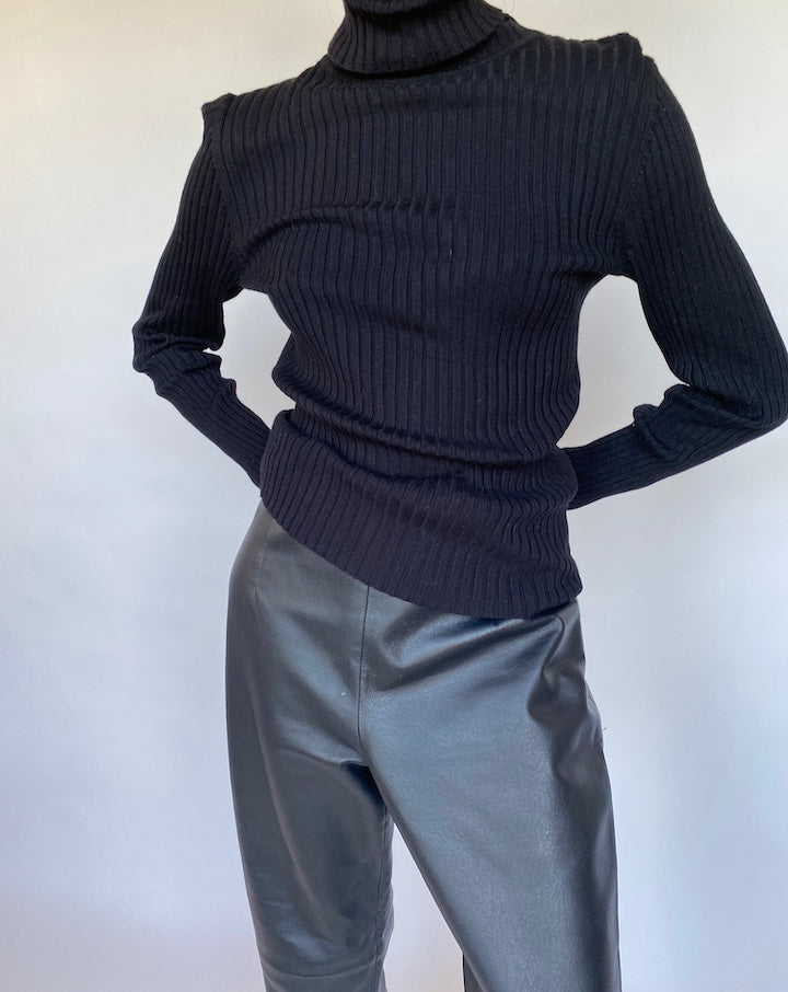 VINTAGE BLACK RIBBED TURTLENECK 560