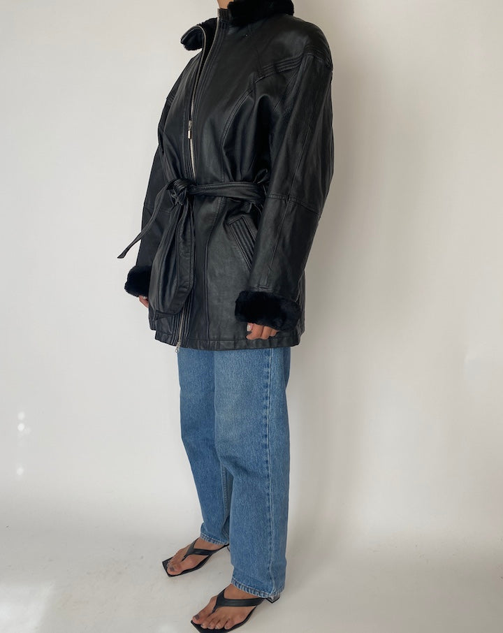 VINTAGE OVERSIZED BLACK LEATHER JACKET WITH FAUX FUR DETAILING 2474