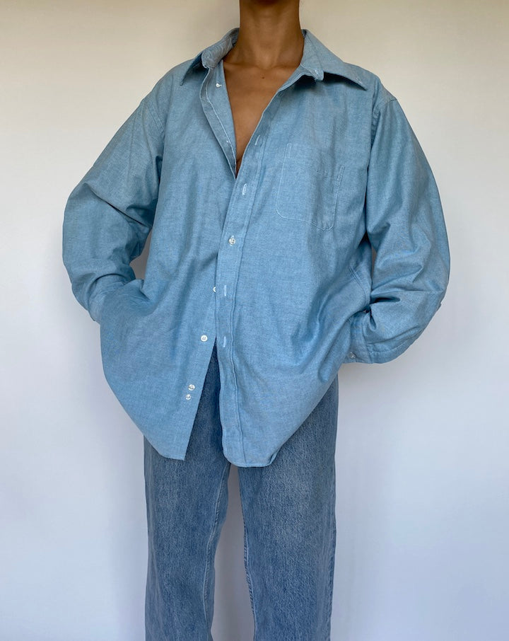 VINTAGE OVERSIZED BLUE BUTTON DOWN LONG SLEEVE SHIRT MADE IN A BLENDED COTTON. GREAT OVERSIZED FIT. BEST FITS XS - L.-4