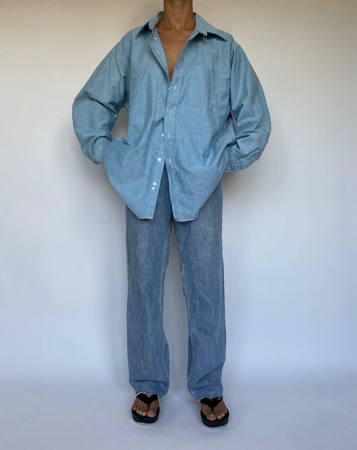 VINTAGE OVERSIZED BLUE BUTTON DOWN LONG SLEEVE SHIRT MADE IN A BLENDED COTTON. GREAT OVERSIZED FIT. BEST FITS XS - L.