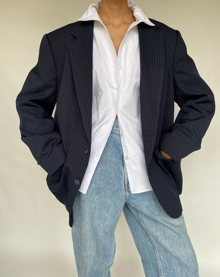 VINTAGE OVERSIZED NAVY PINSTRIPED BLAZER 664-3