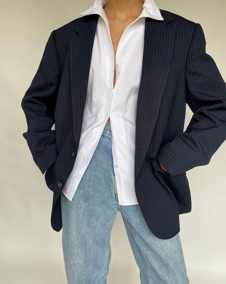 VINTAGE OVERSIZED NAVY PINSTRIPED BLAZER 664