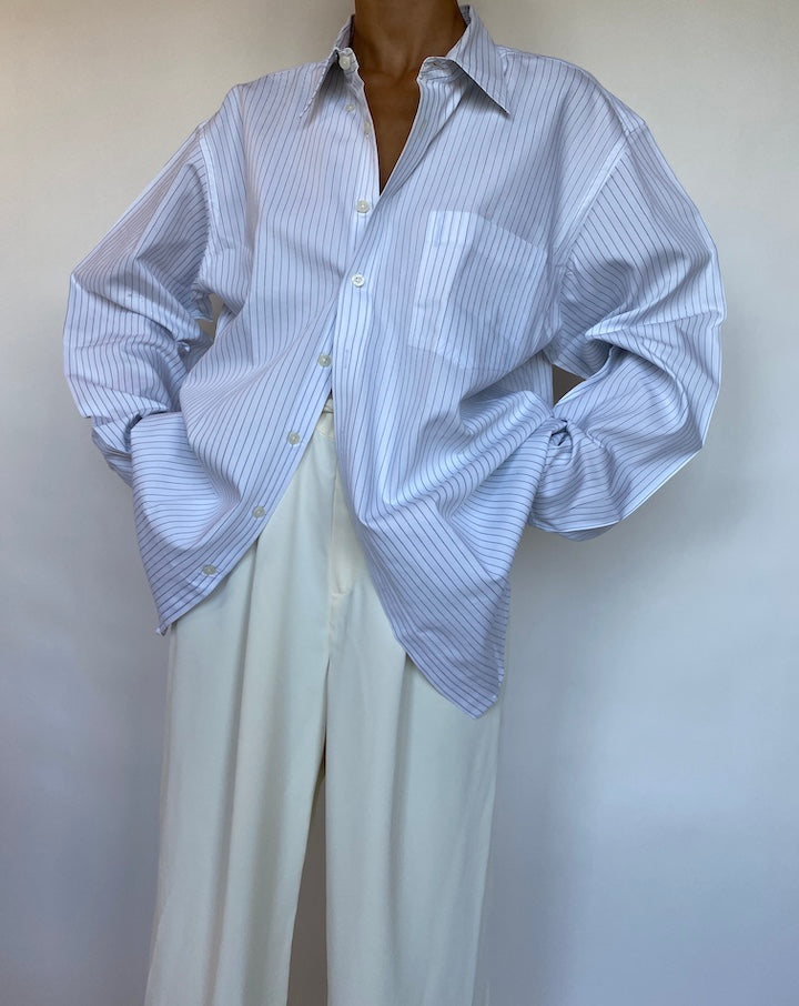 VINTAGE OVERSIZED WHITE AND BLUE STRIPED SHIRT 678-4