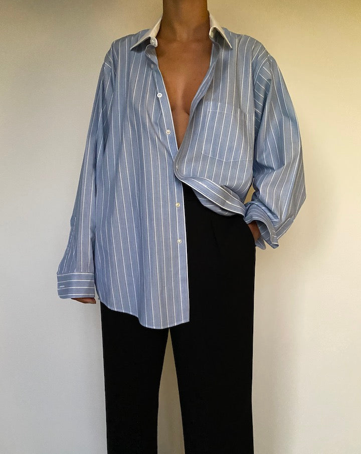 VINTAGE OVERSIZED BLUE AND WHITE BUTTON DOWN SHIRT 2412