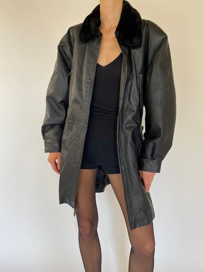 Vintage leather jacket in black with faux fur collar 5733
