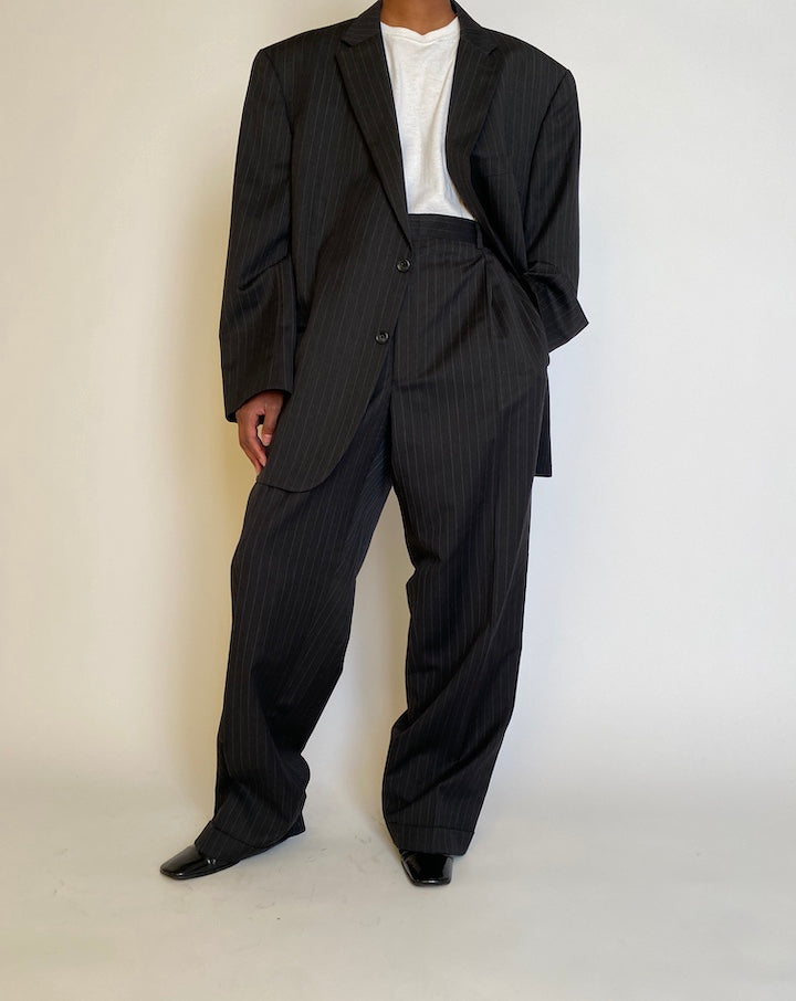 VINTAGE OVERSIZED BLACK PINSTRIPED SUIT 4526