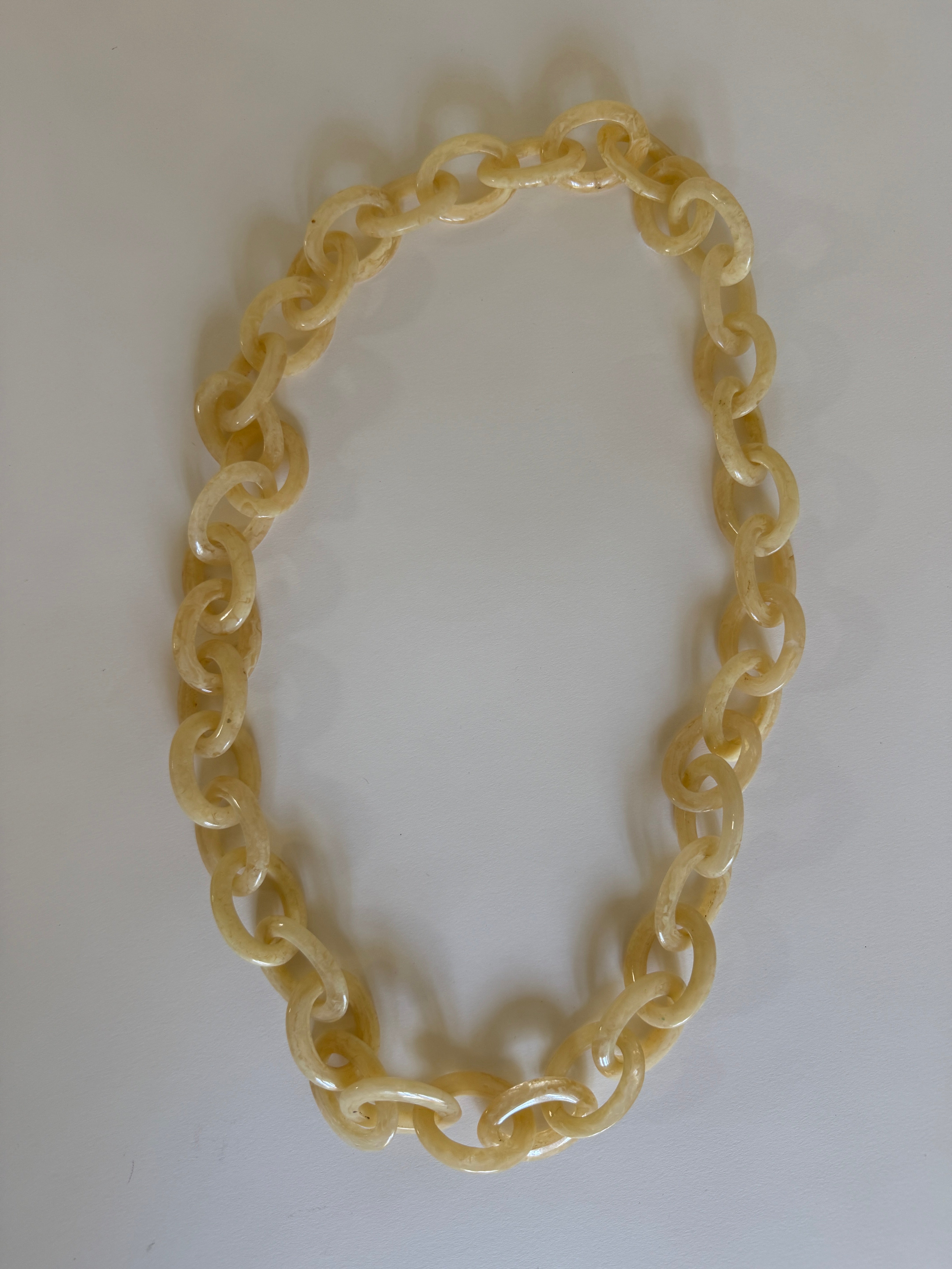 Vintage marbled cream resin chain necklace