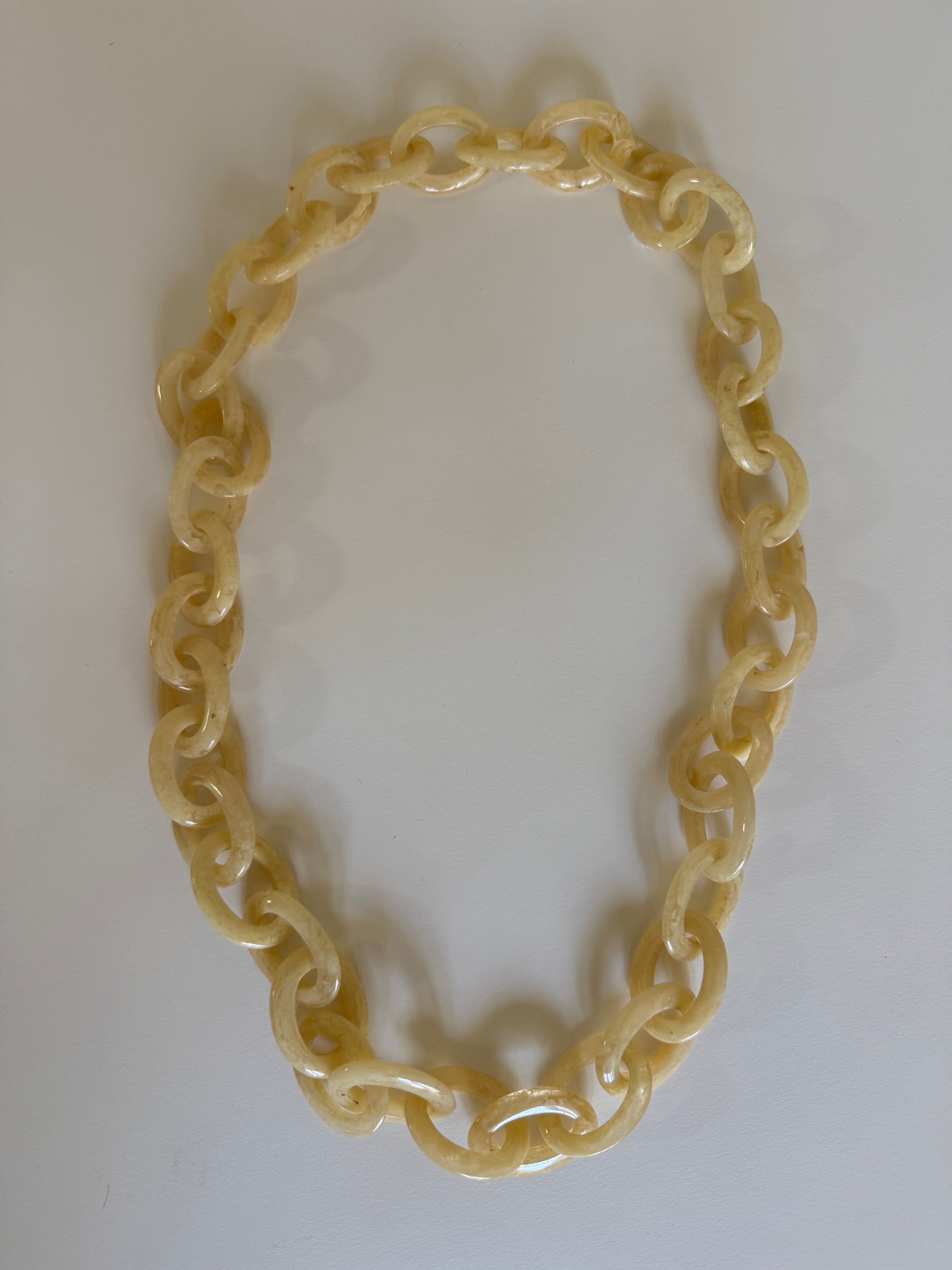 Vintage marbled cream resin chain necklace