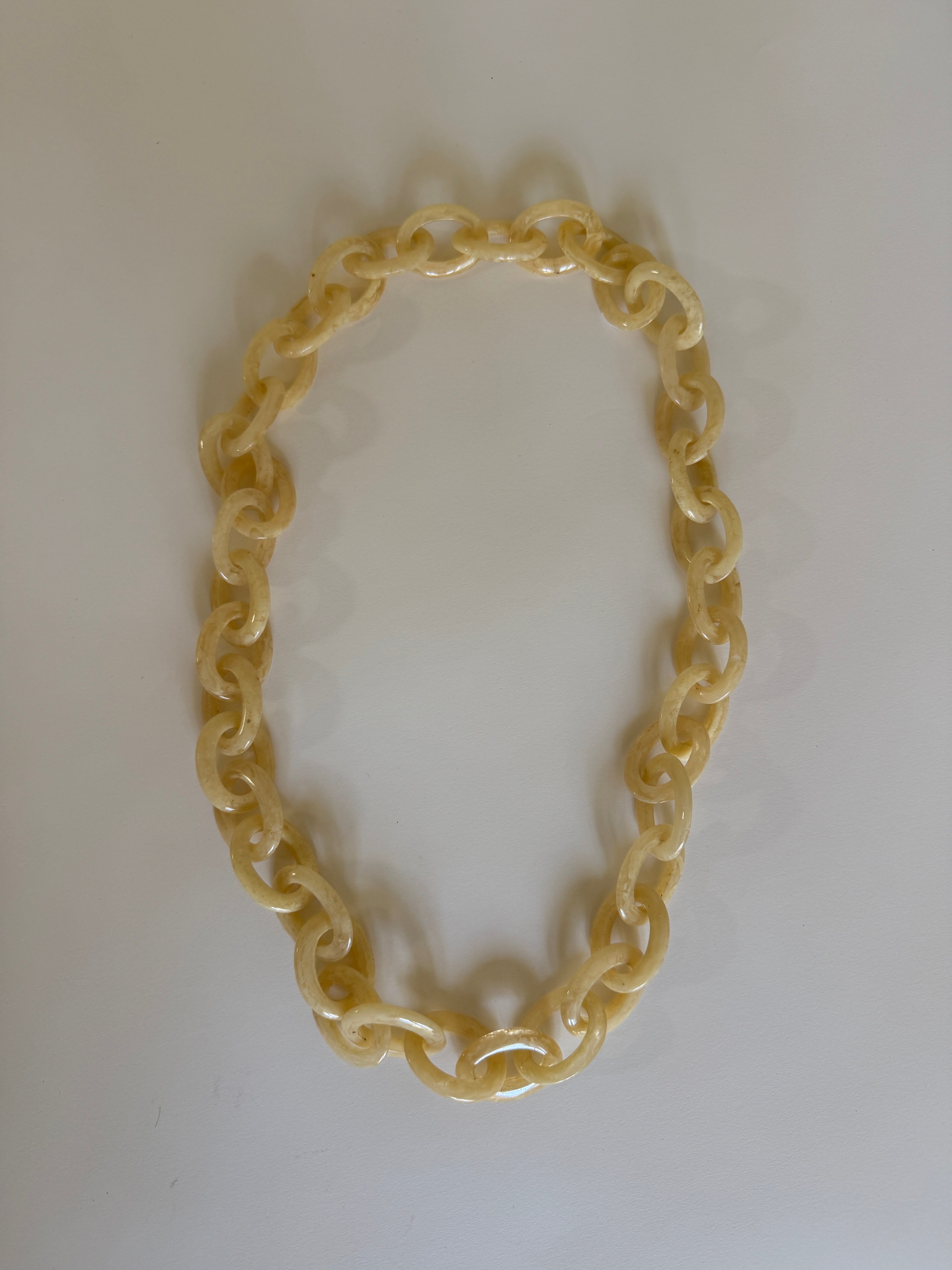Vintage marbled cream resin chain necklace