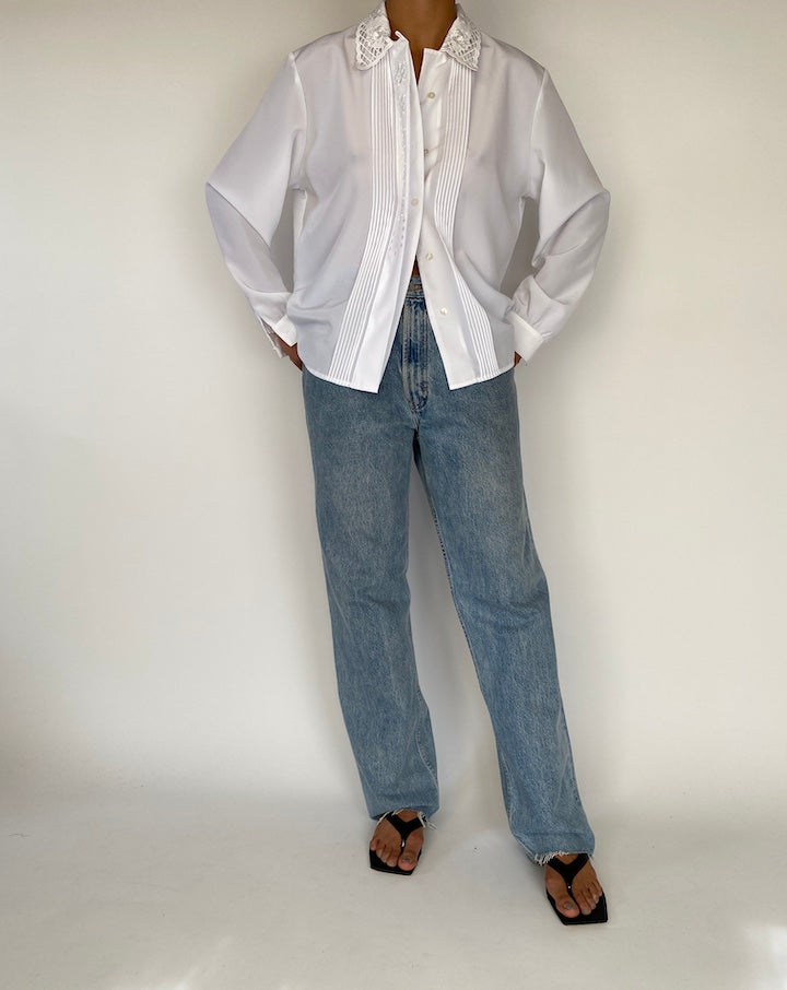 VINTAGE WHITE BLOUSE WITH DETAILED COLLAR AND PLEATED FRONT 2288