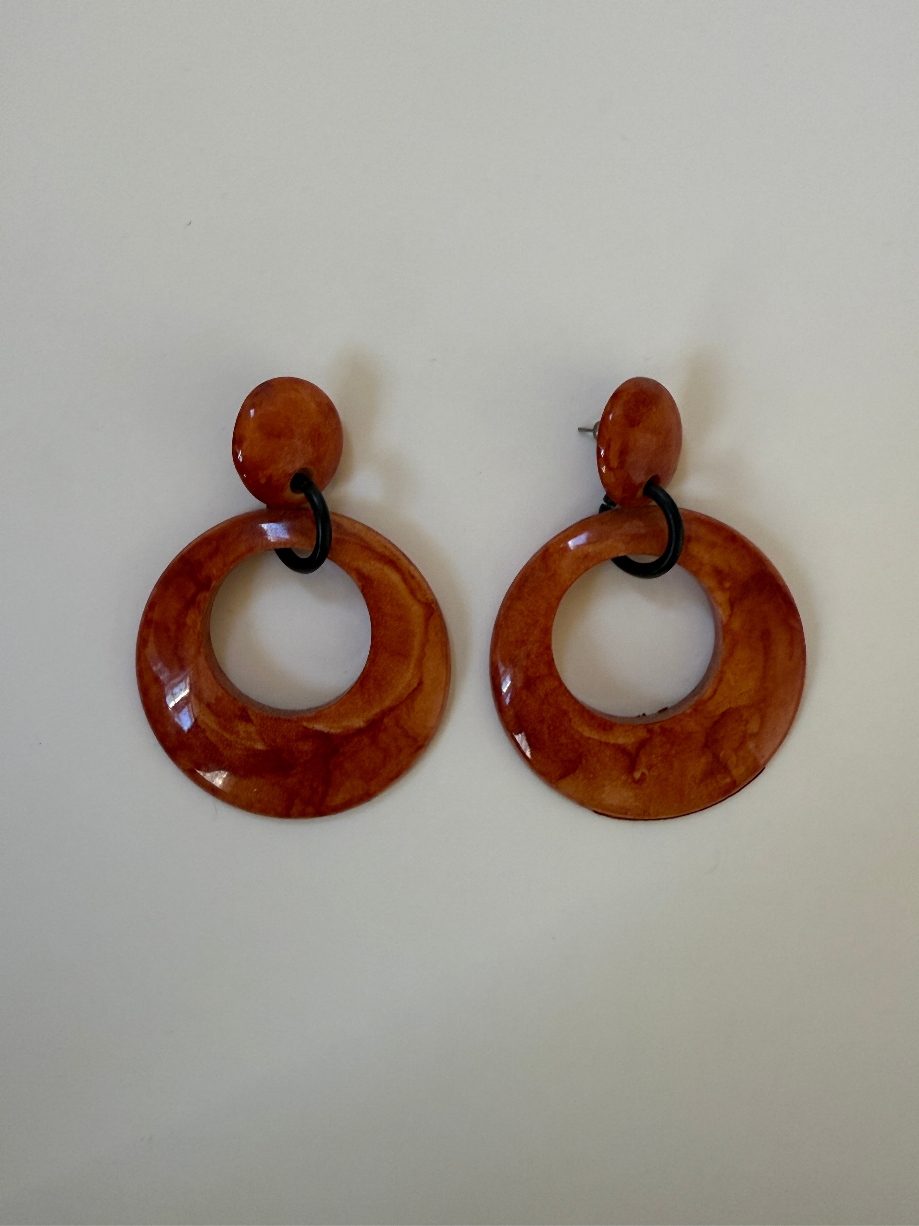 Vintage marbled amber resin hoop earrings front view