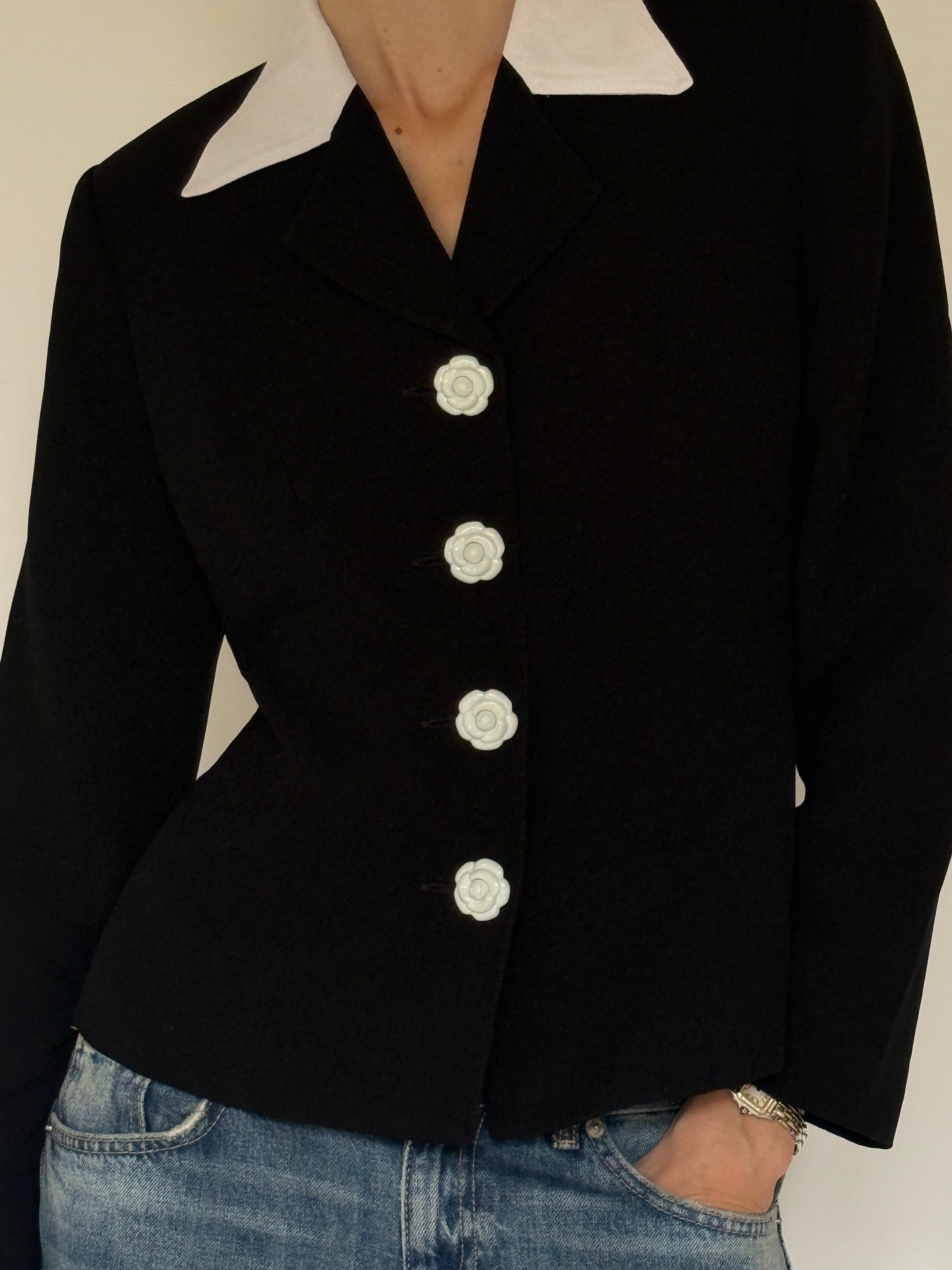 Vintage pointed white contrast collar detail