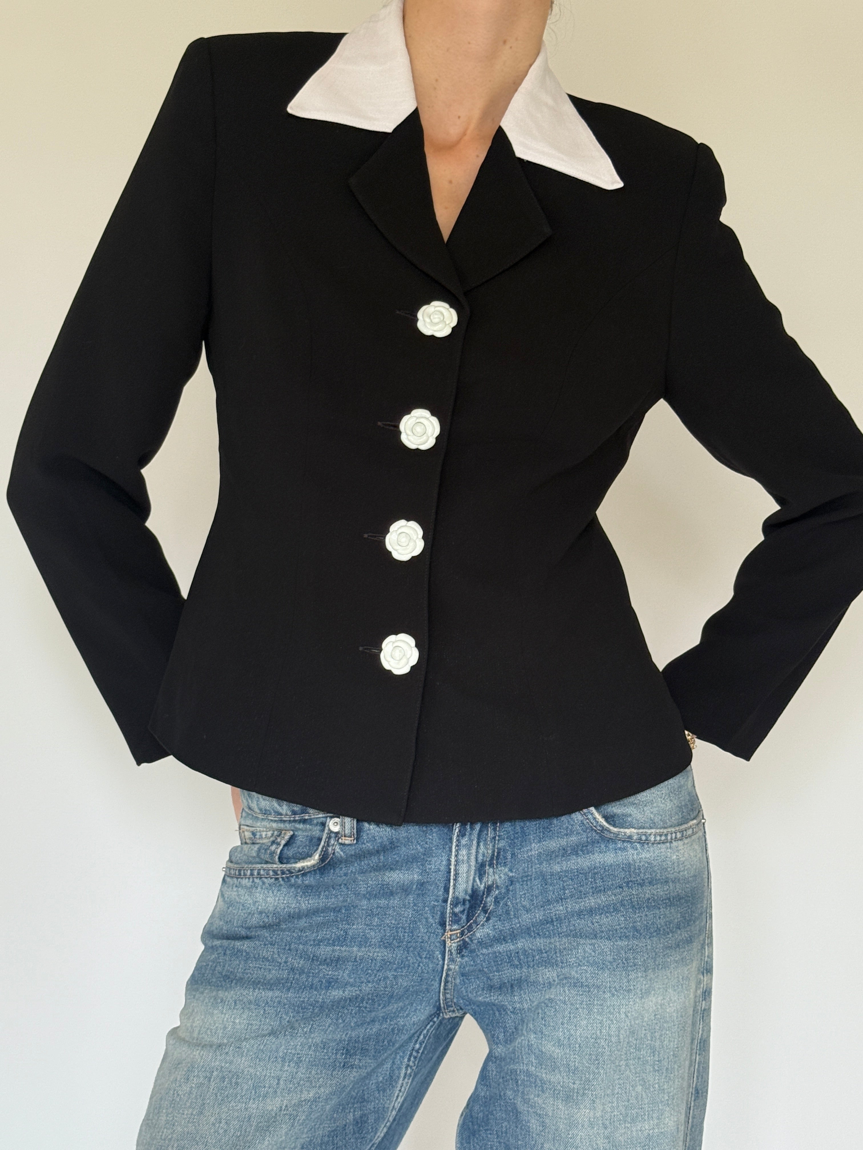Vintage pointed white contrast collar detail