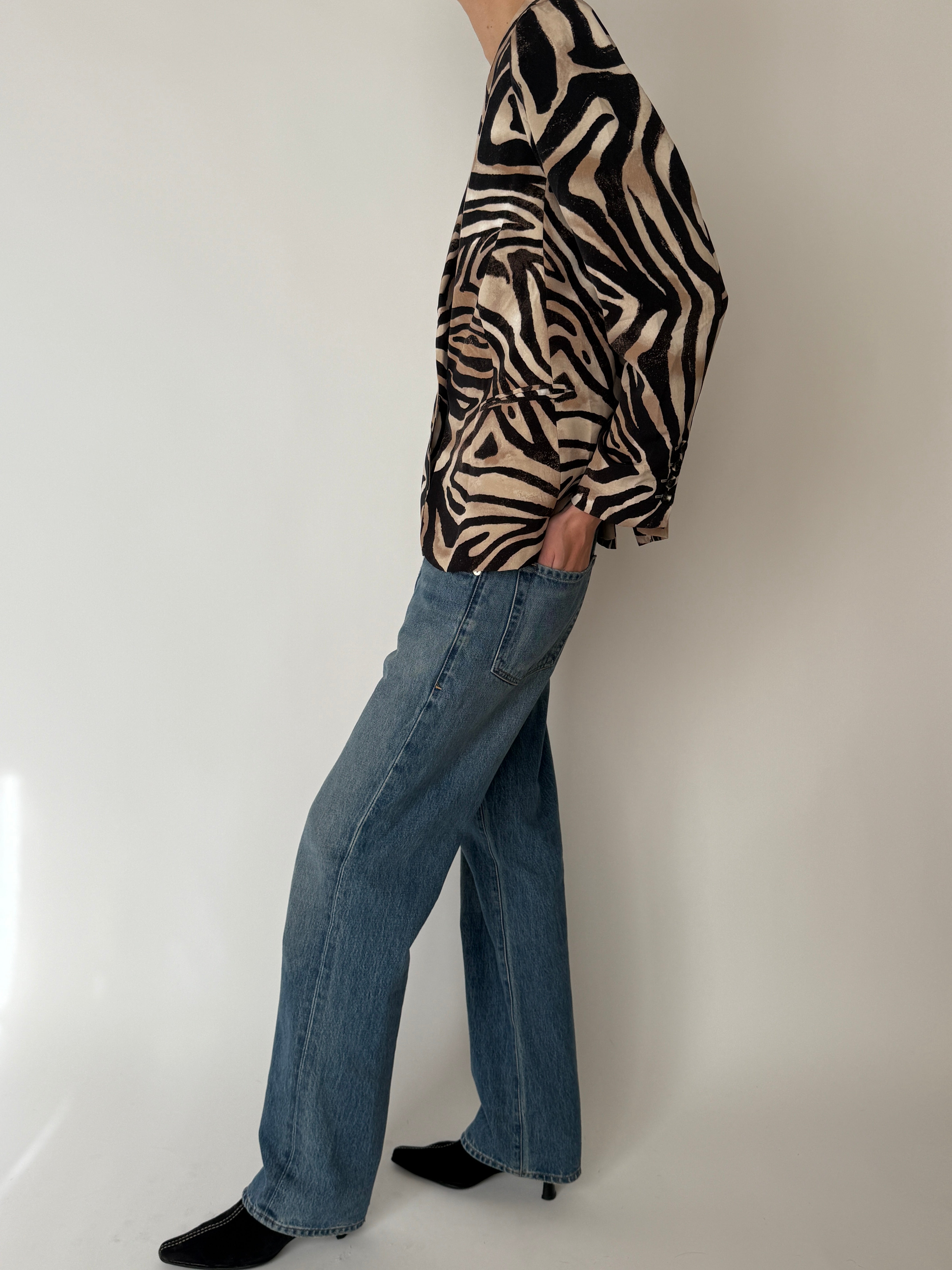 Printed vintage blazer with notched lapel and buttoned cuffs side full body