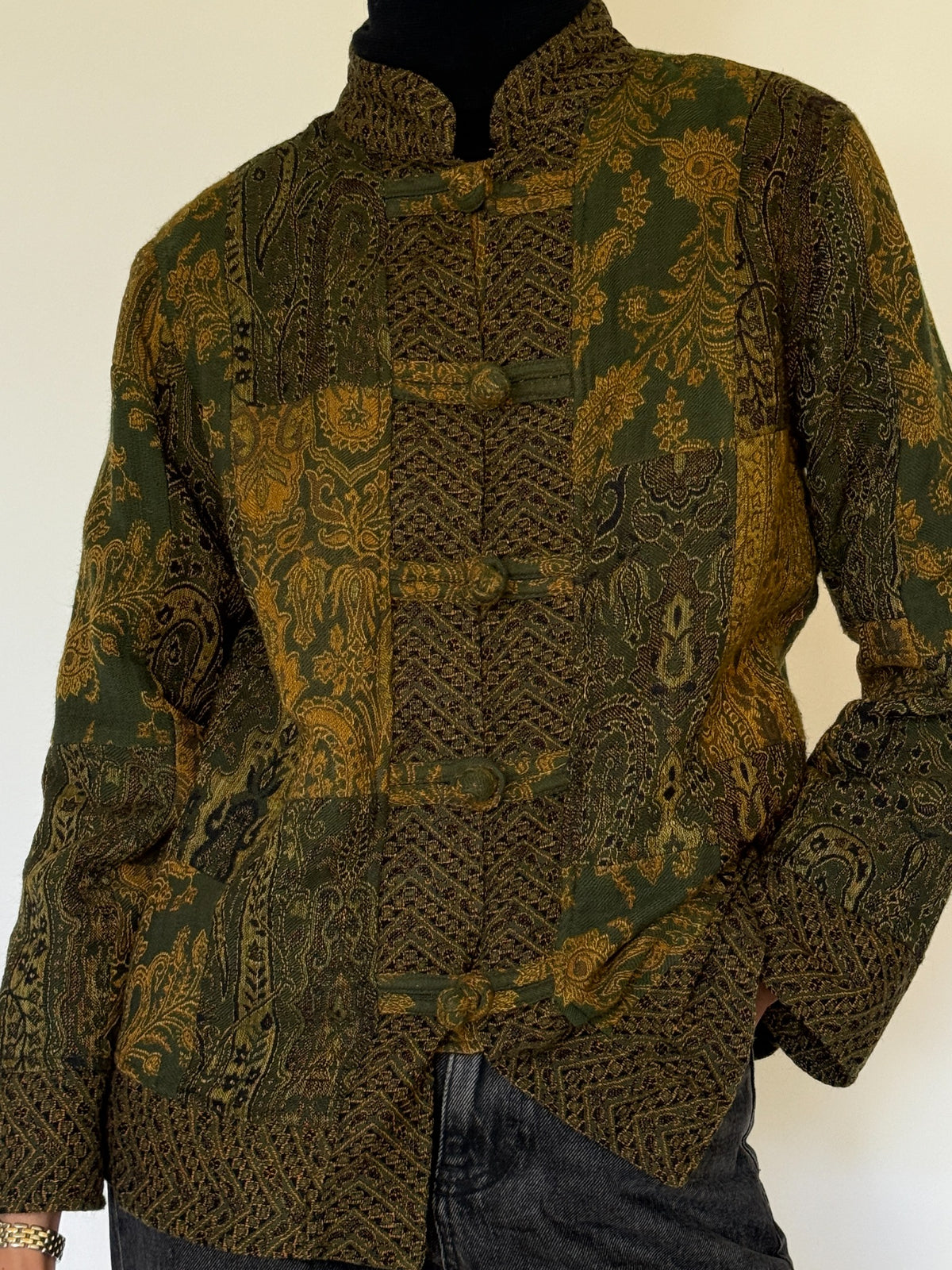 Side styling of tapestry jacket