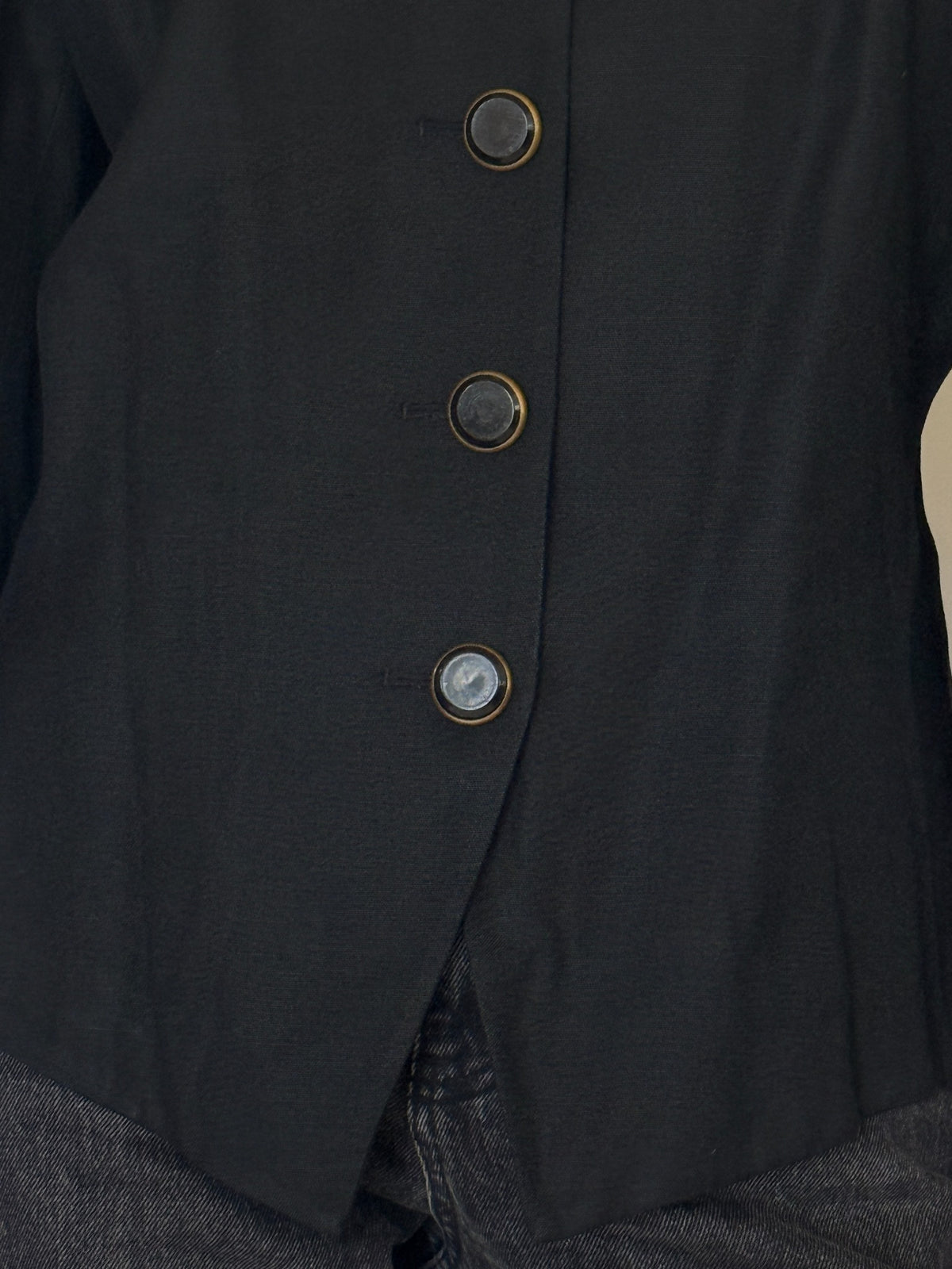Detail of four-button front