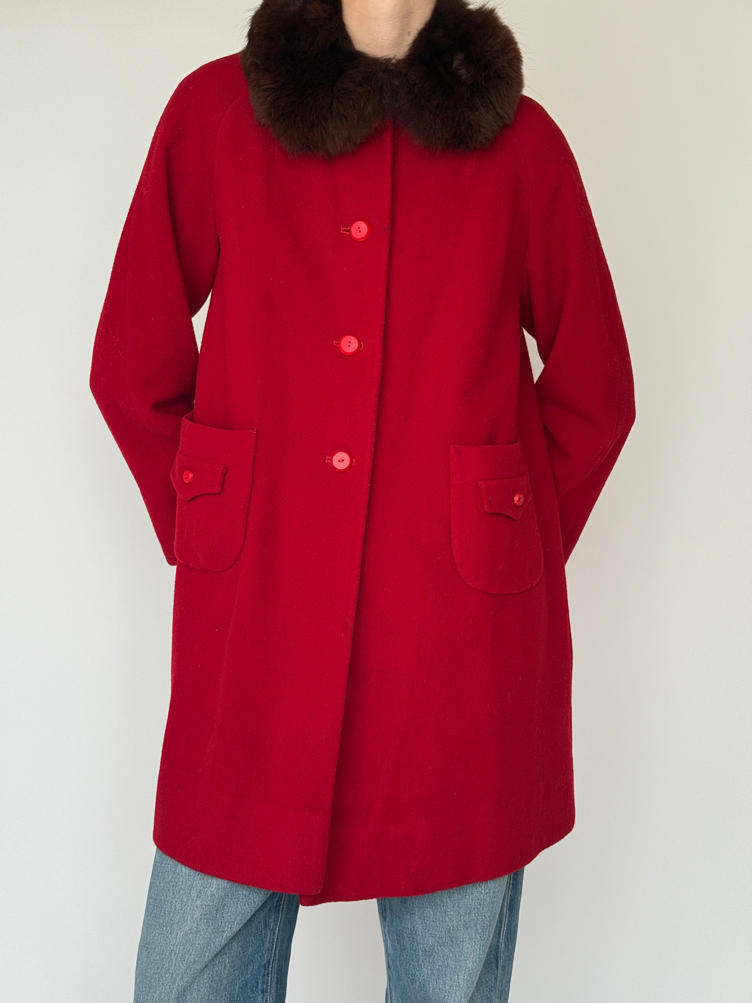 Vintage classic wool coat with front pockets and fur collar in red