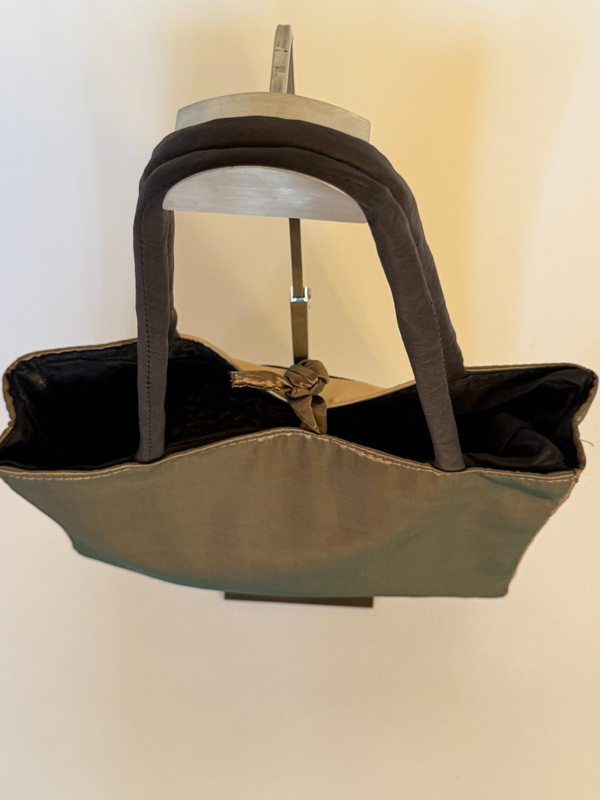 Top opening with dark fabric straps and black lining