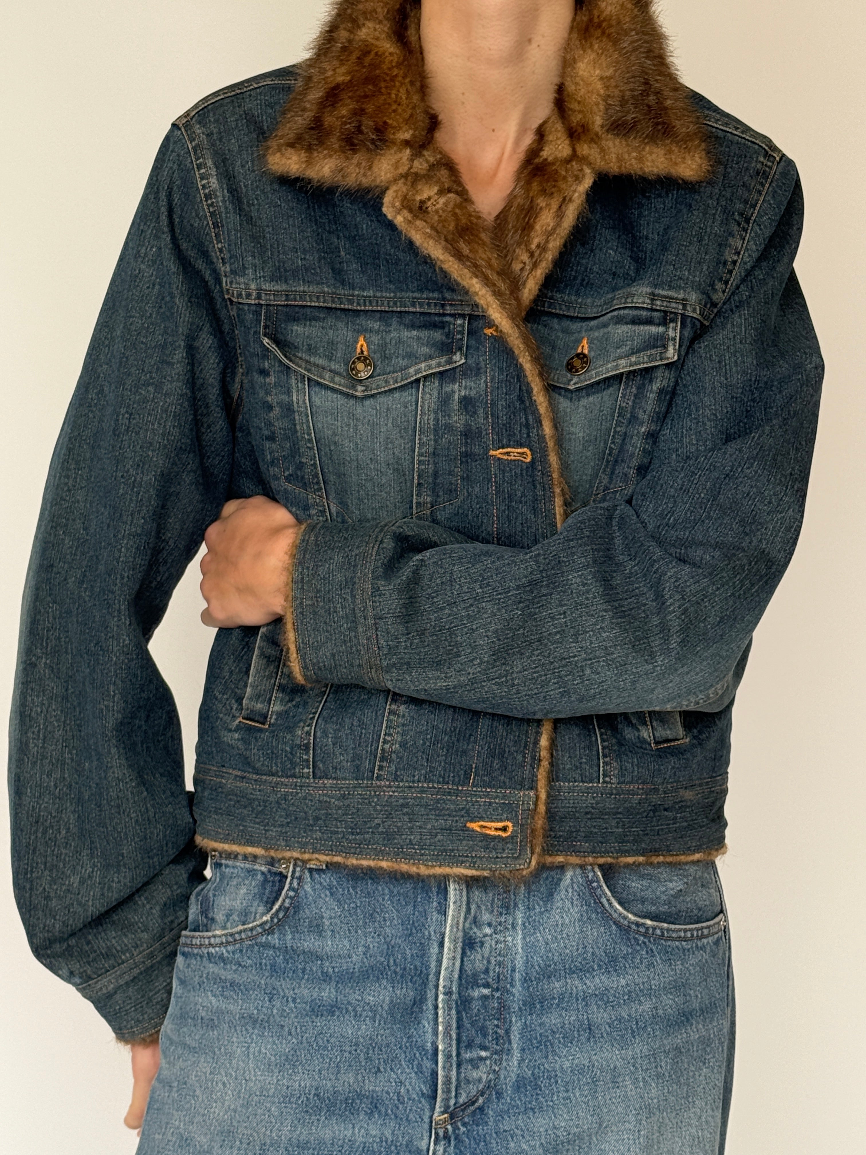 Vintage fully lined denim jacket with soft faux fur interior in blue details