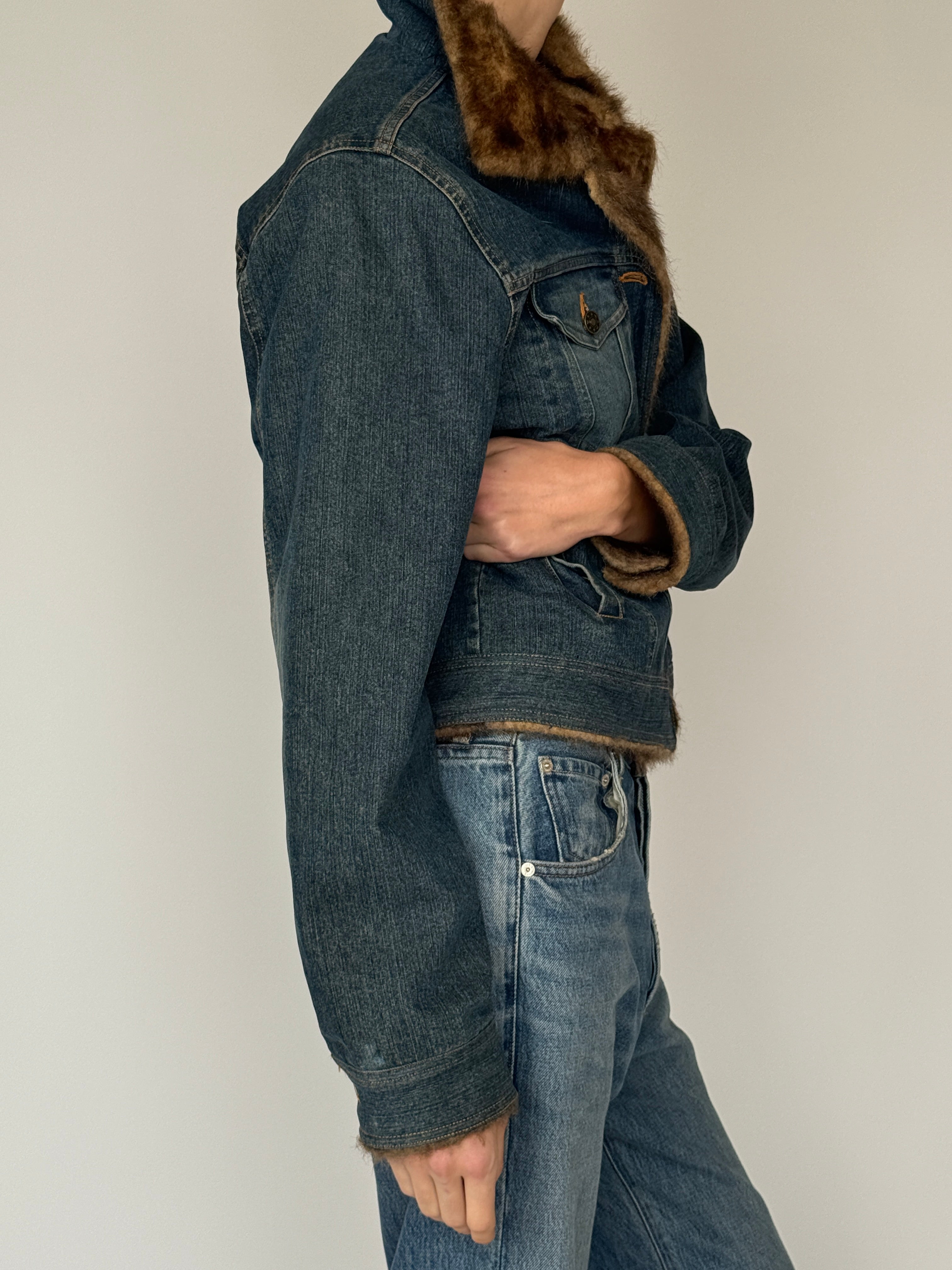 Vintage denim jacket featuring faux fur collar and cozy lining in blue side view