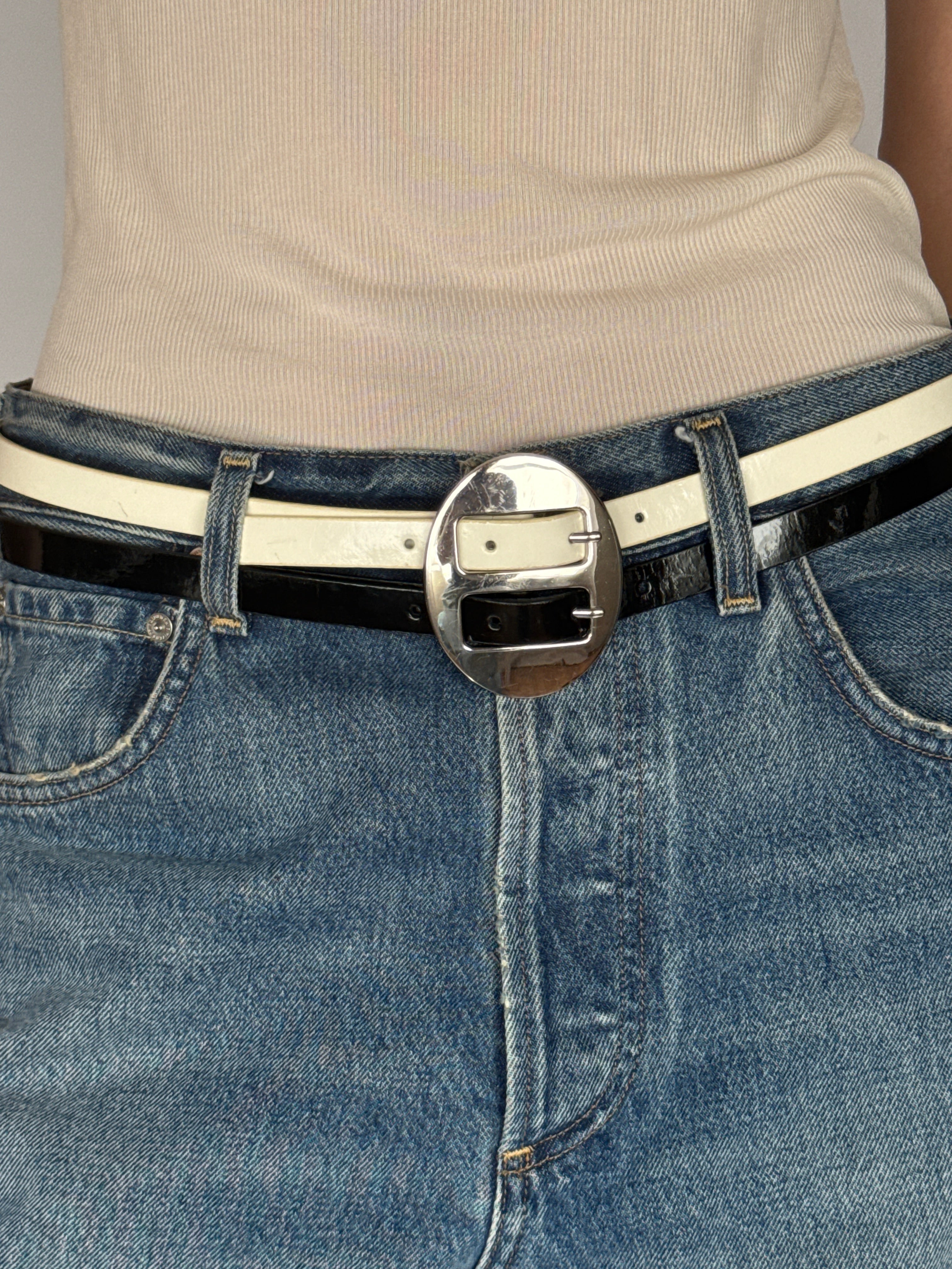 Vintage two-tone leather belt with high-shine finish in black ivory detail