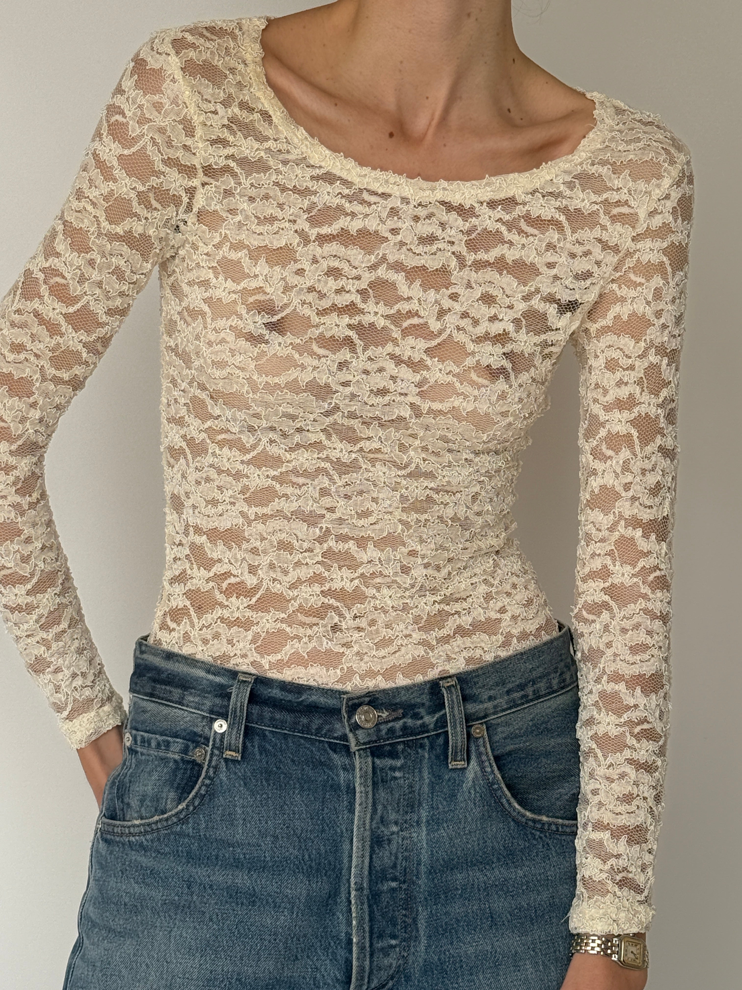 Vintage ivory lace top sleeve detail