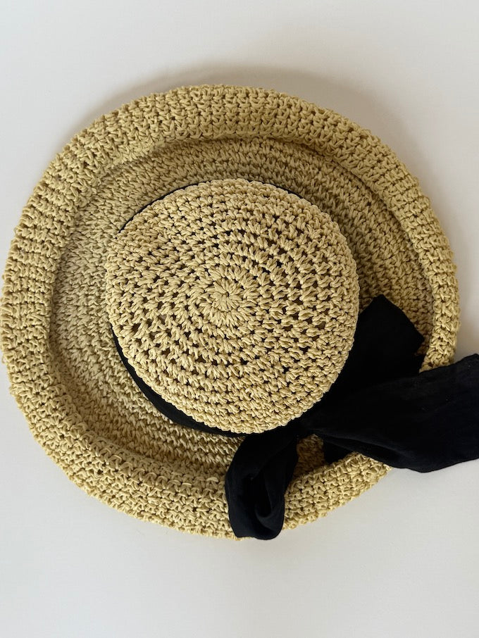 VINTAGE WOVEN STRAW HAT IN A NATURAL BEIGE TONE with black bow detail