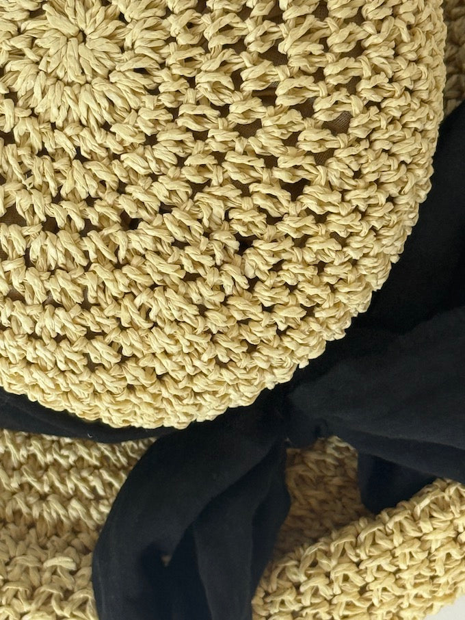 VINTAGE WOVEN STRAW HAT IN A NATURAL BEIGE TONE with black bow detail