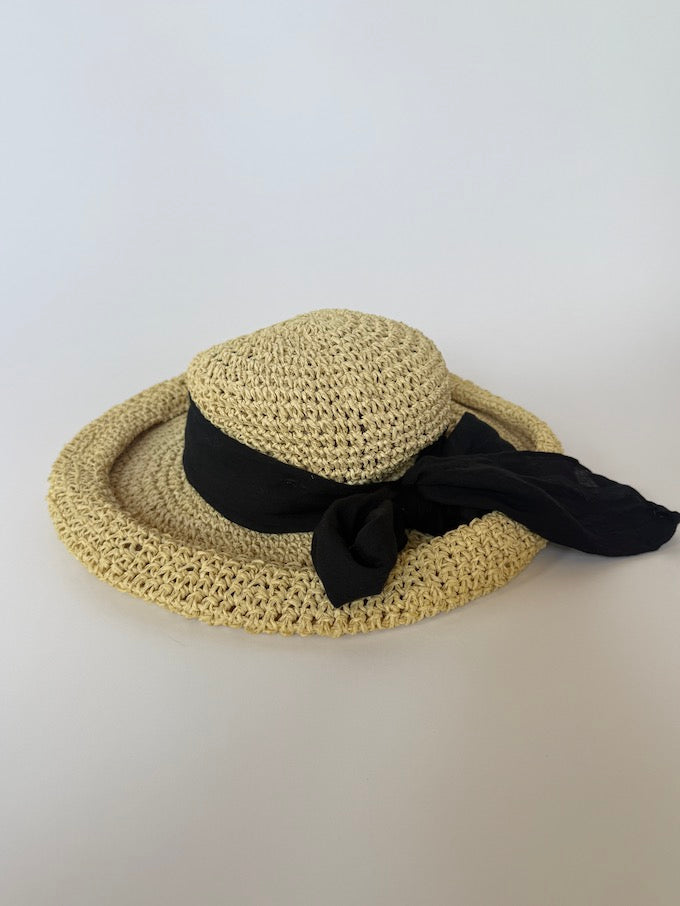 VINTAGE WOVEN STRAW HAT IN A NATURAL BEIGE TONE with black bow detail