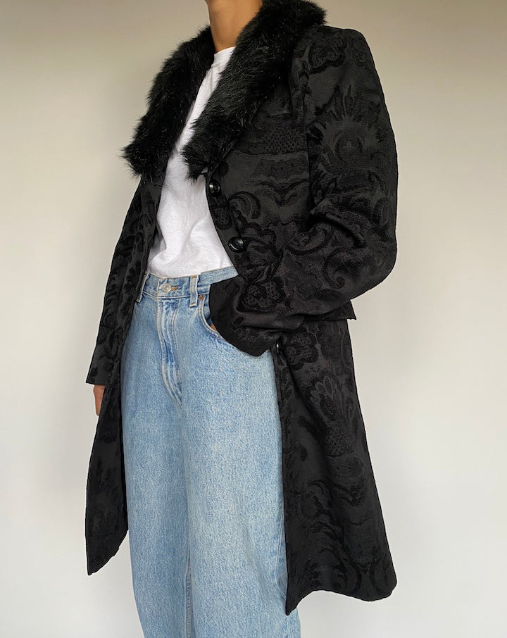 VINTAGE BLACK PATTERNED COAT WITH A FAUX FUR COLLAR 2602