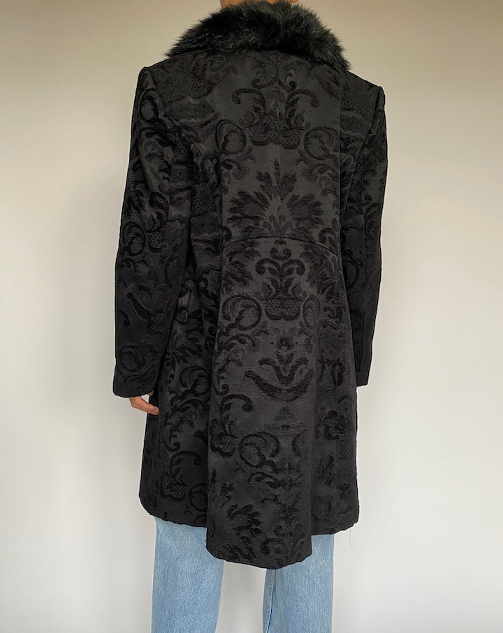 VINTAGE BLACK PATTERNED COAT WITH A FAUX FUR COLLAR 2602