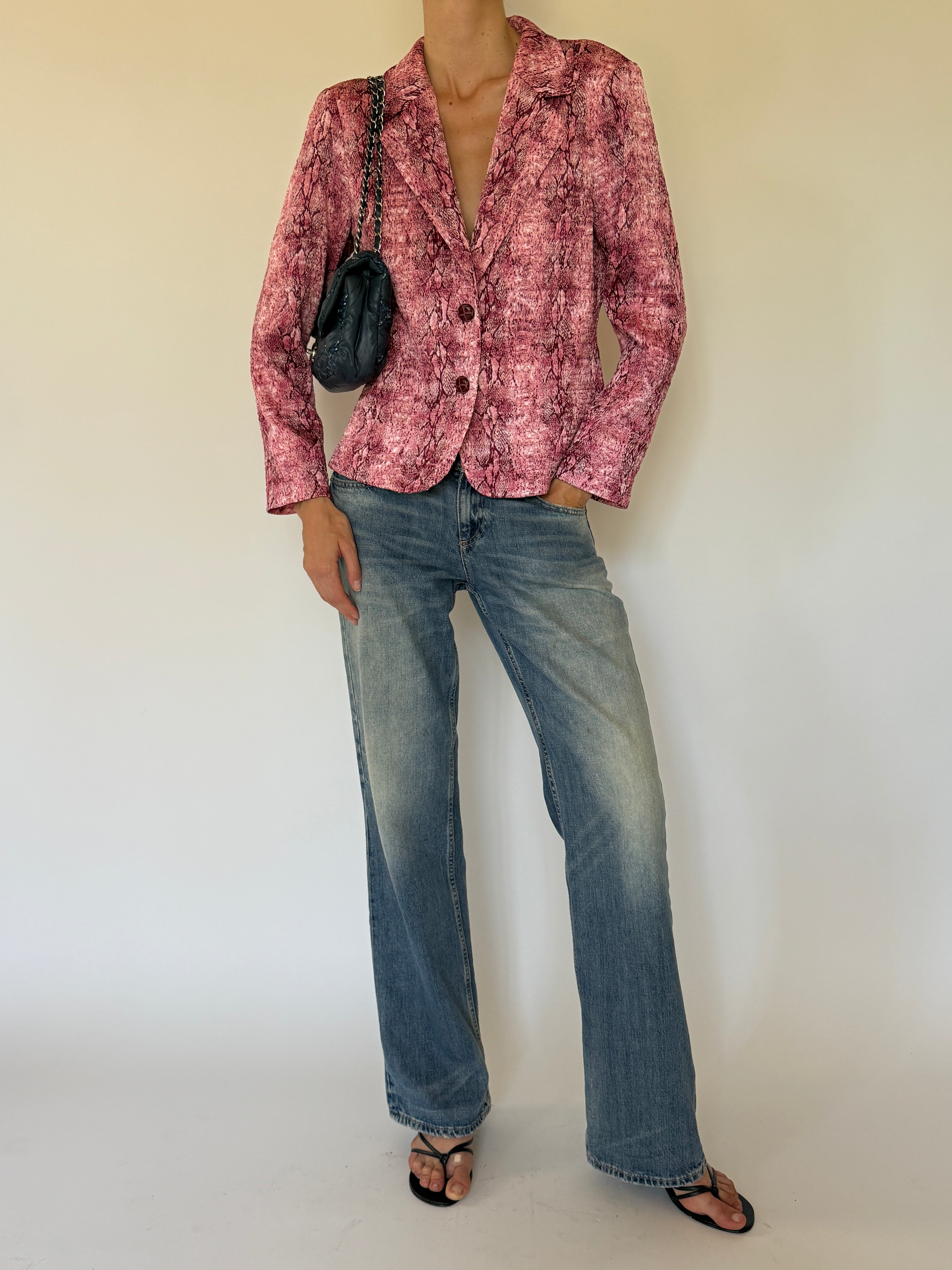 Vintage two-button front detail