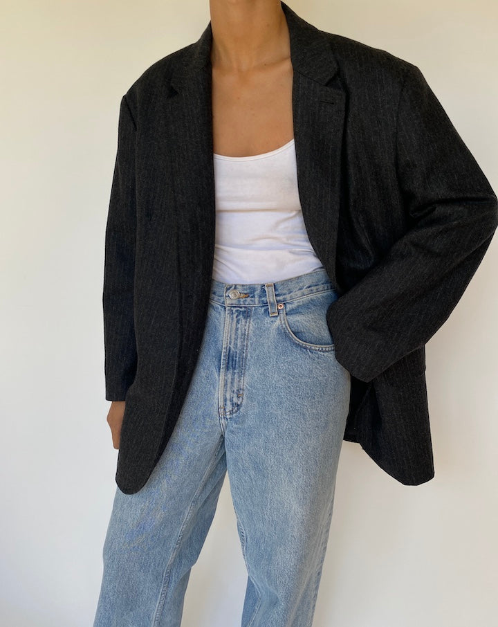 VINTAGE OVERSIZED DARK GREY PINSTRIPED BLAZER 3218