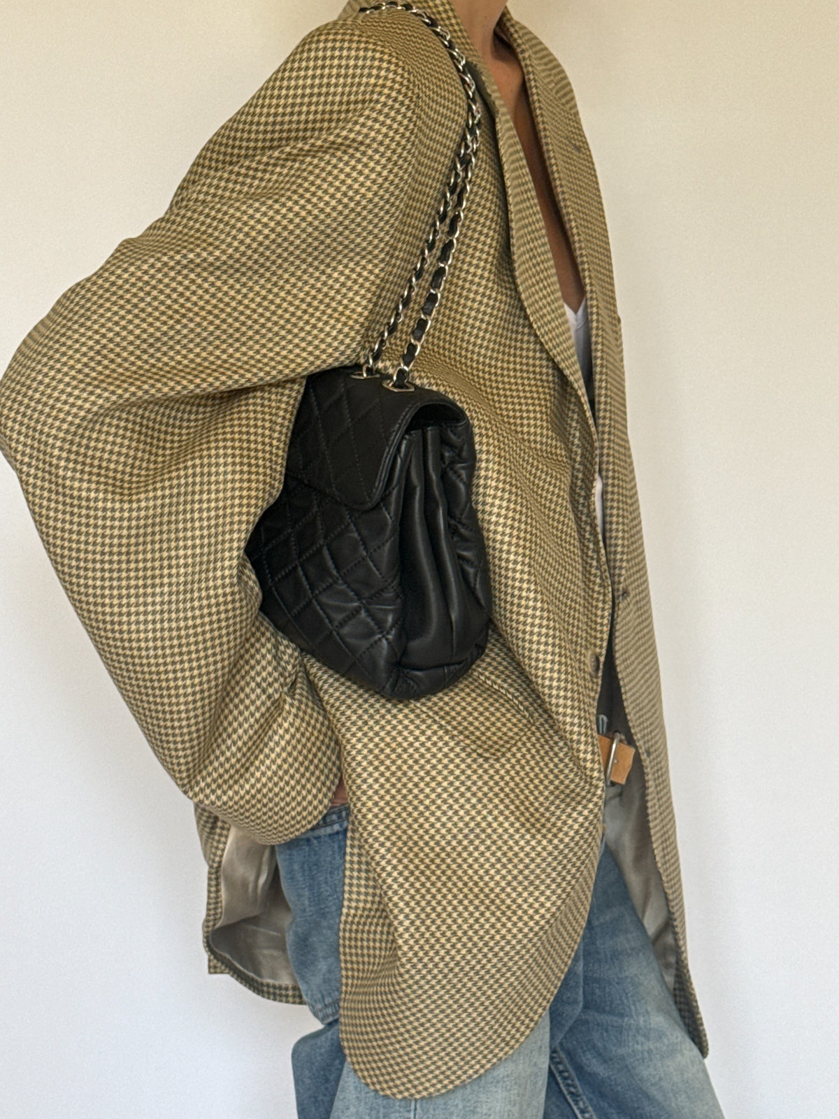 Vintage houndstooth silk blazer tan lapel and sleeve detail
