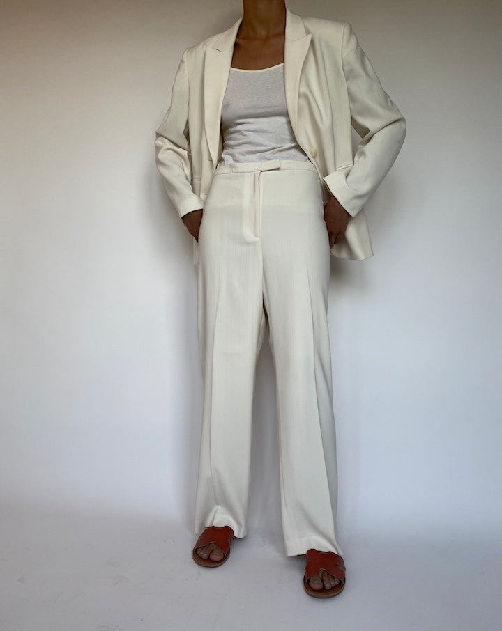 VINTAGE OFF-WHITE WITH A SILVER PINSTRIPE SUIT 2690