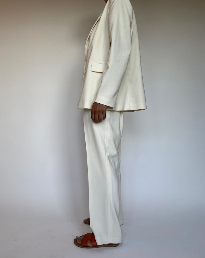 VINTAGE OFF-WHITE WITH A SILVER PINSTRIPE SUIT 2690
