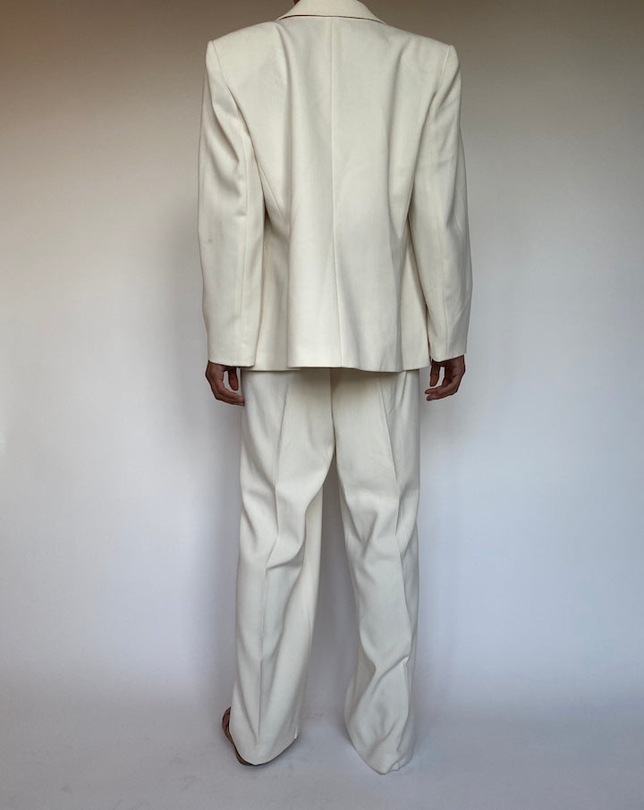 VINTAGE OFF-WHITE WITH A SILVER PINSTRIPE SUIT 2690