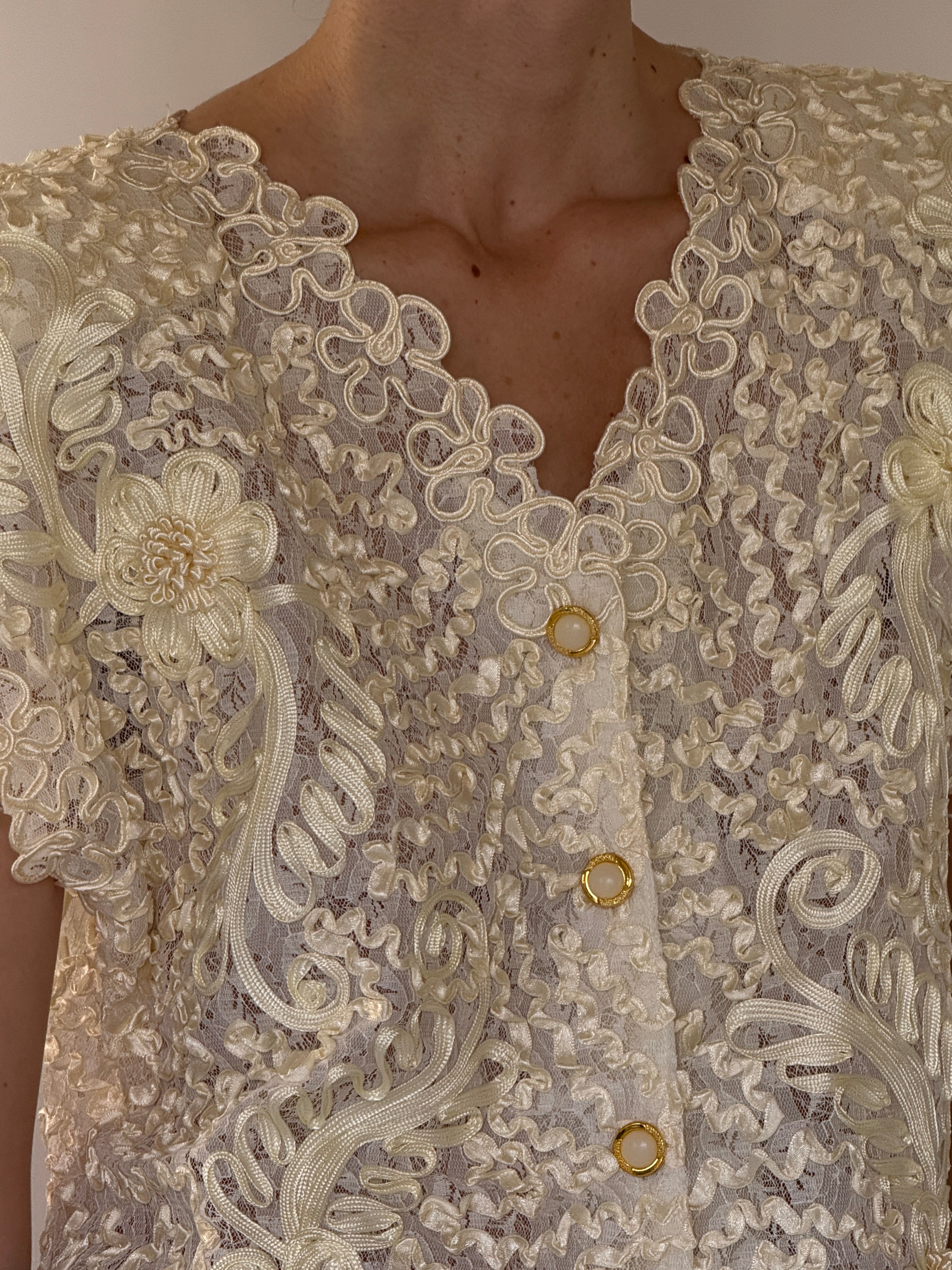 Vintage cream lace floral top close-up of gold-tone button front closure
