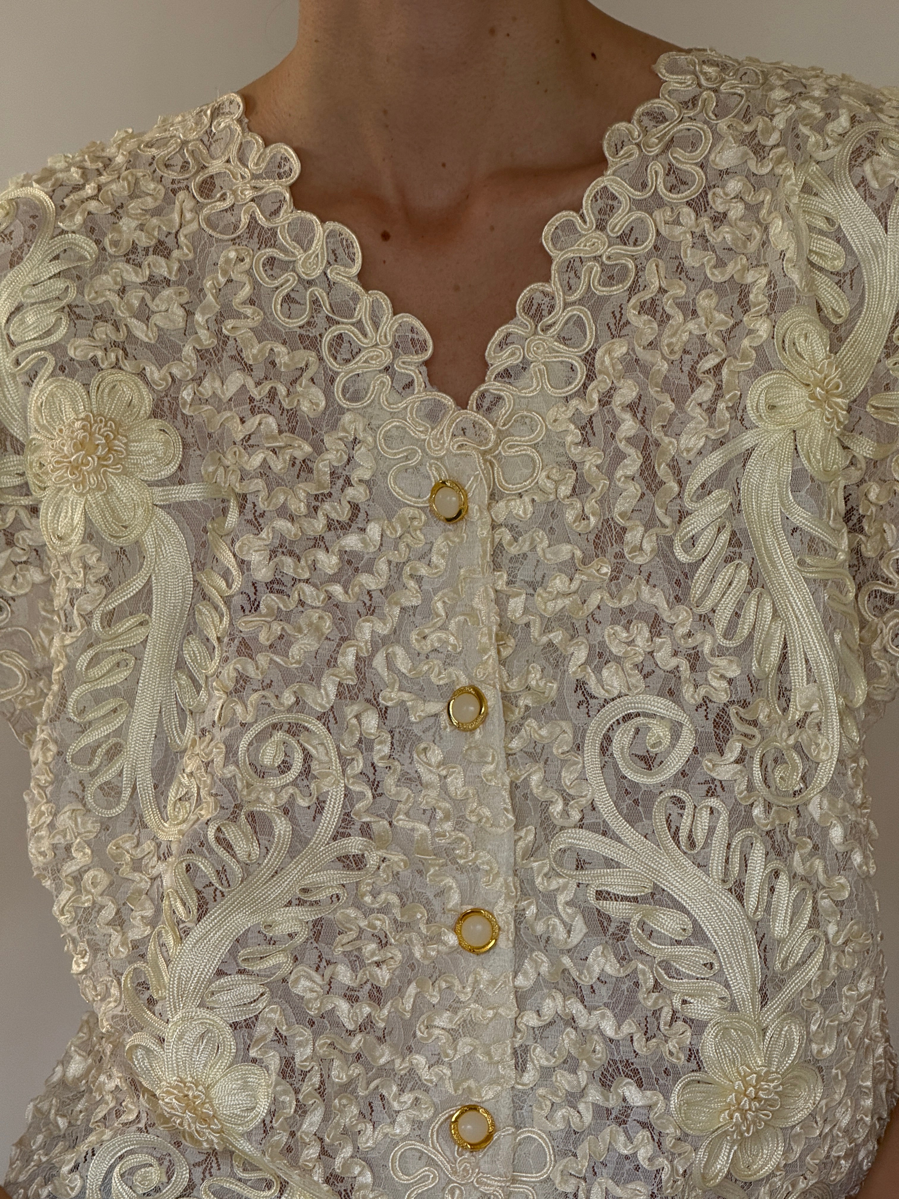 Vintage cream lace floral top scalloped neckline and short sleeve detail