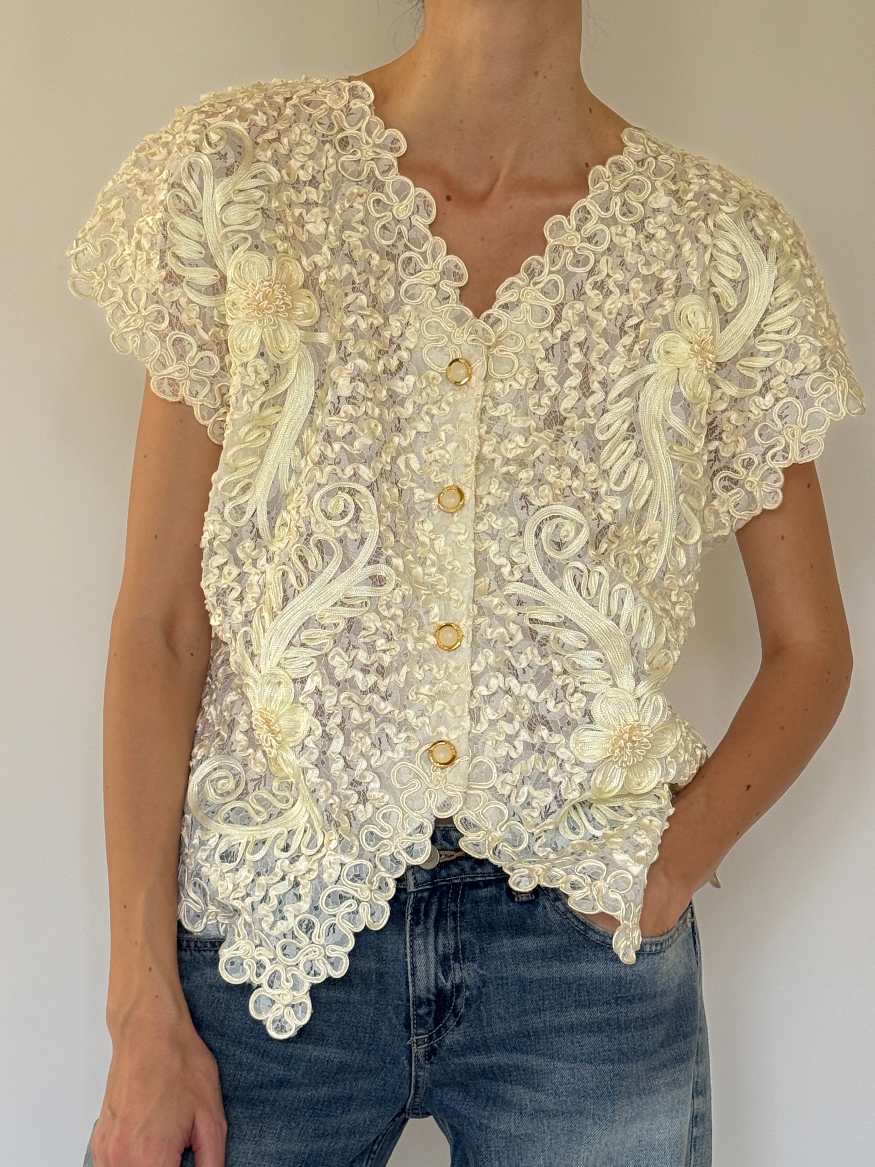 Vintage cream lace floral top scalloped neckline and short sleeve detail