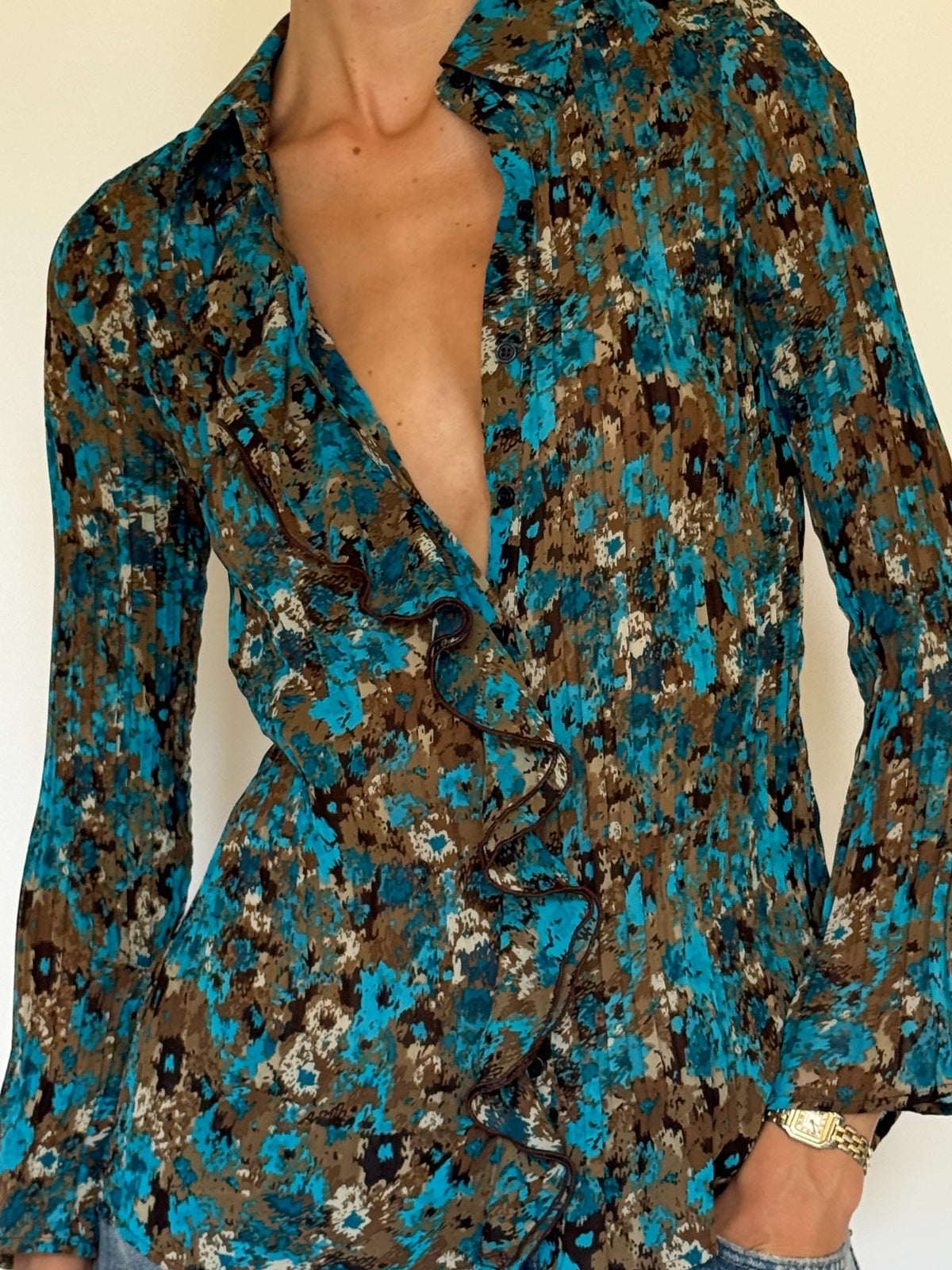 Vintage ruffle blouse ruffle and button detail