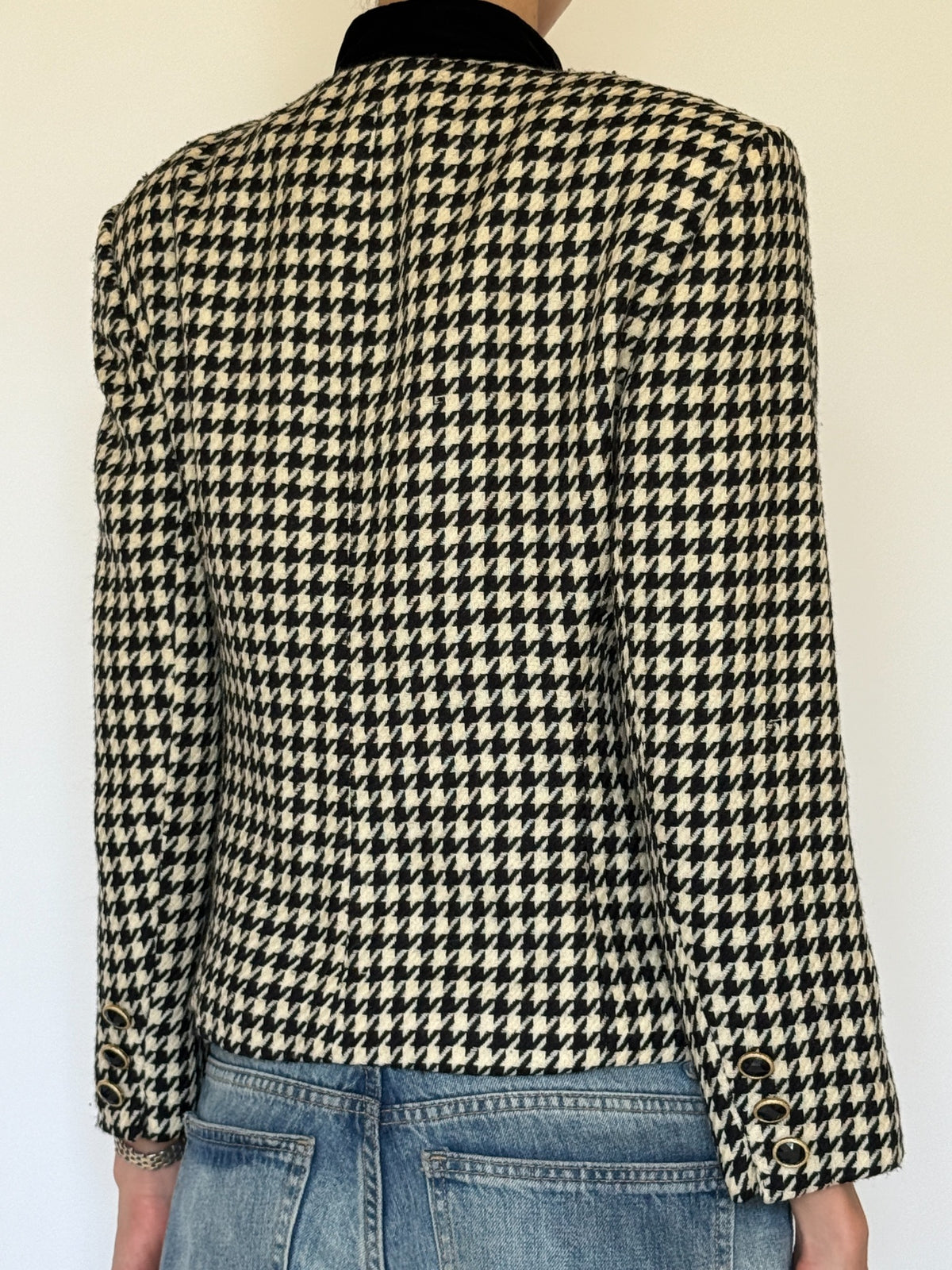 Vintage houndstooth wool blazer black and cream back view