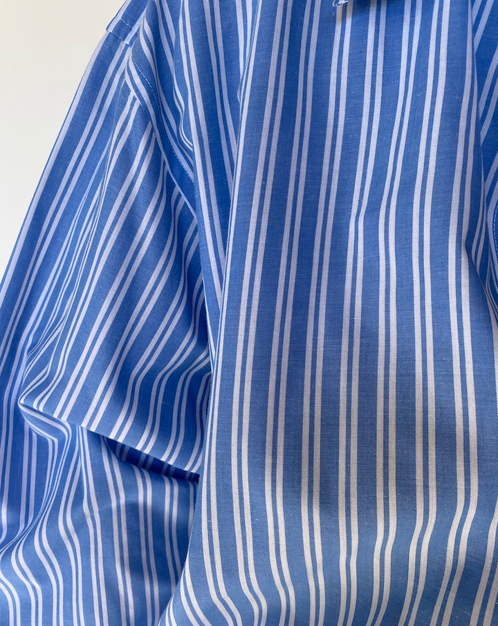 VINTAGE OVERSIZED BLUE AND WHITE BUTTON DOWN SHIRT 3787