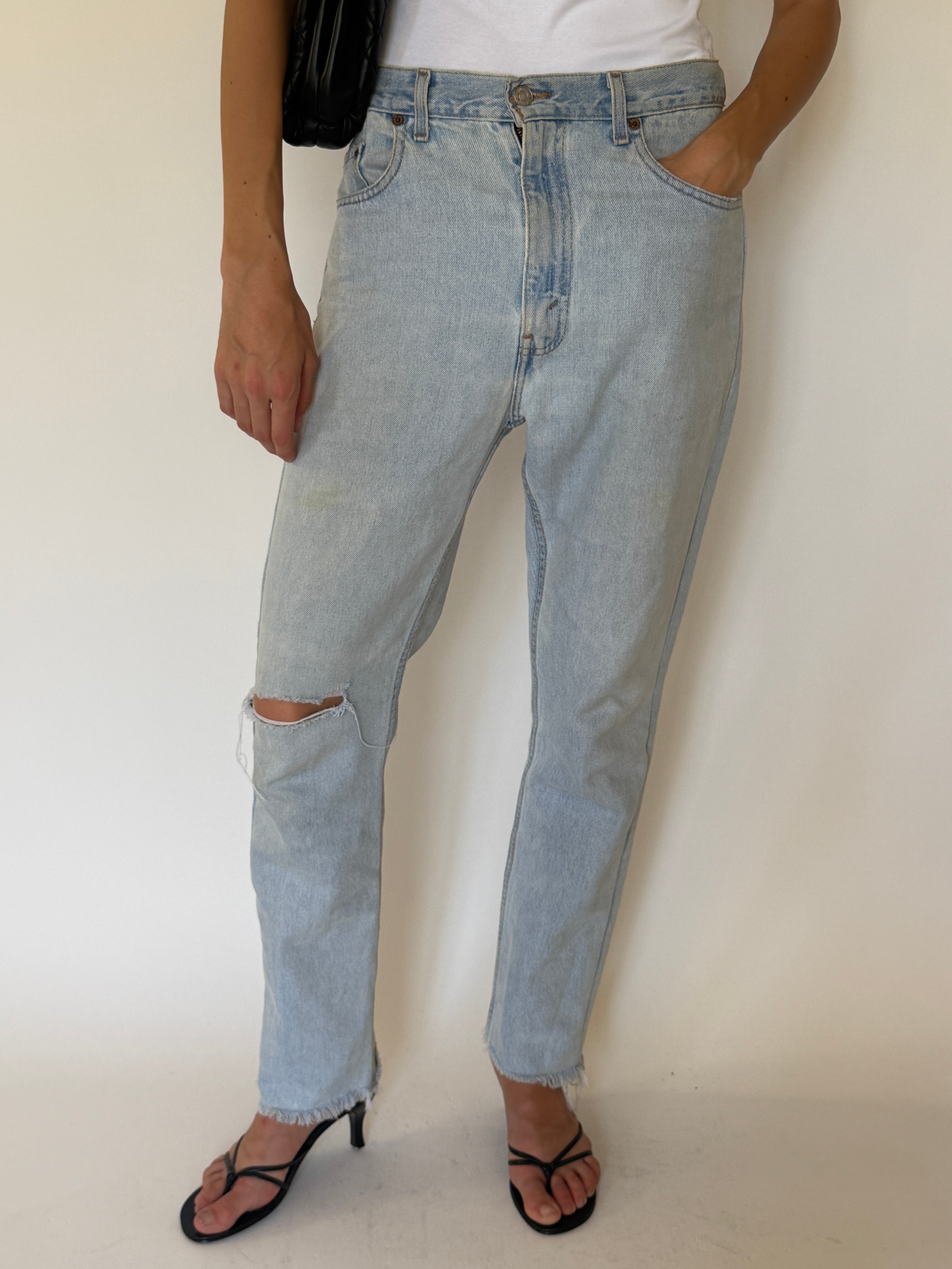 Vintage Levi's 550 distressed knee detail